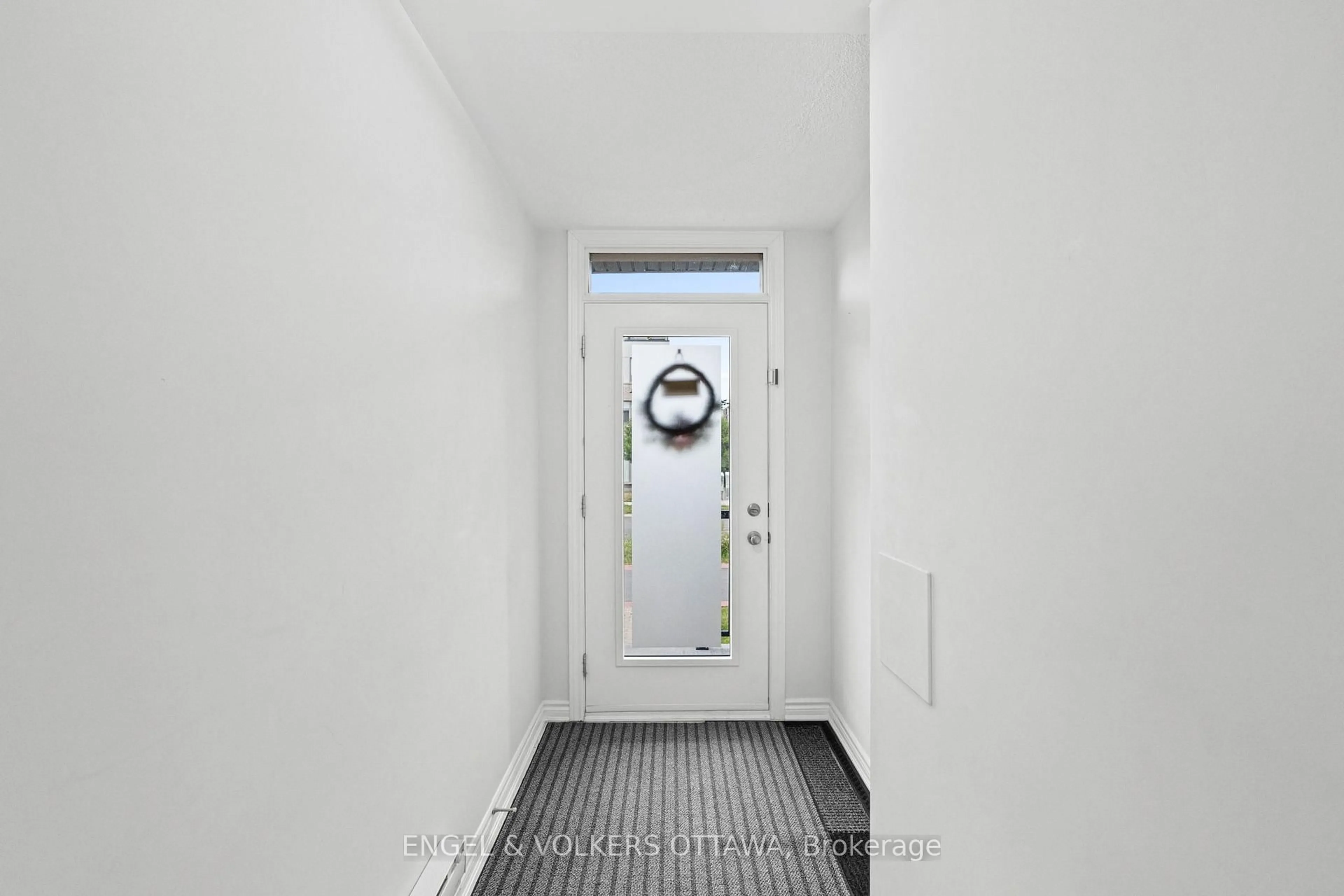 Indoor foyer for 782 Mikinak Rd, Ottawa Ontario K1K 5A5