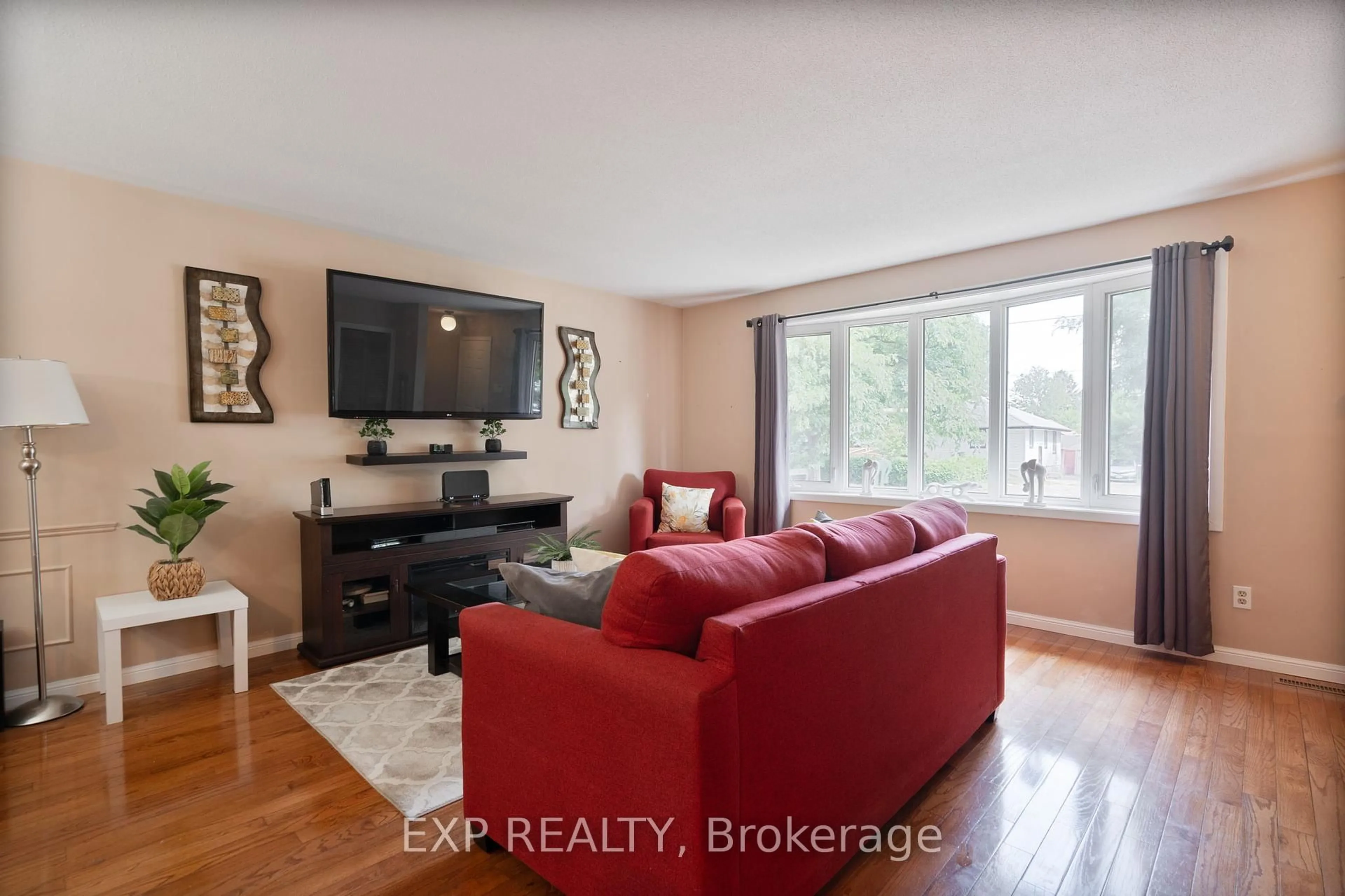 Living room with furniture, wood/laminate floor for 1904 Royal Cres, London East Ontario N5W 2A8