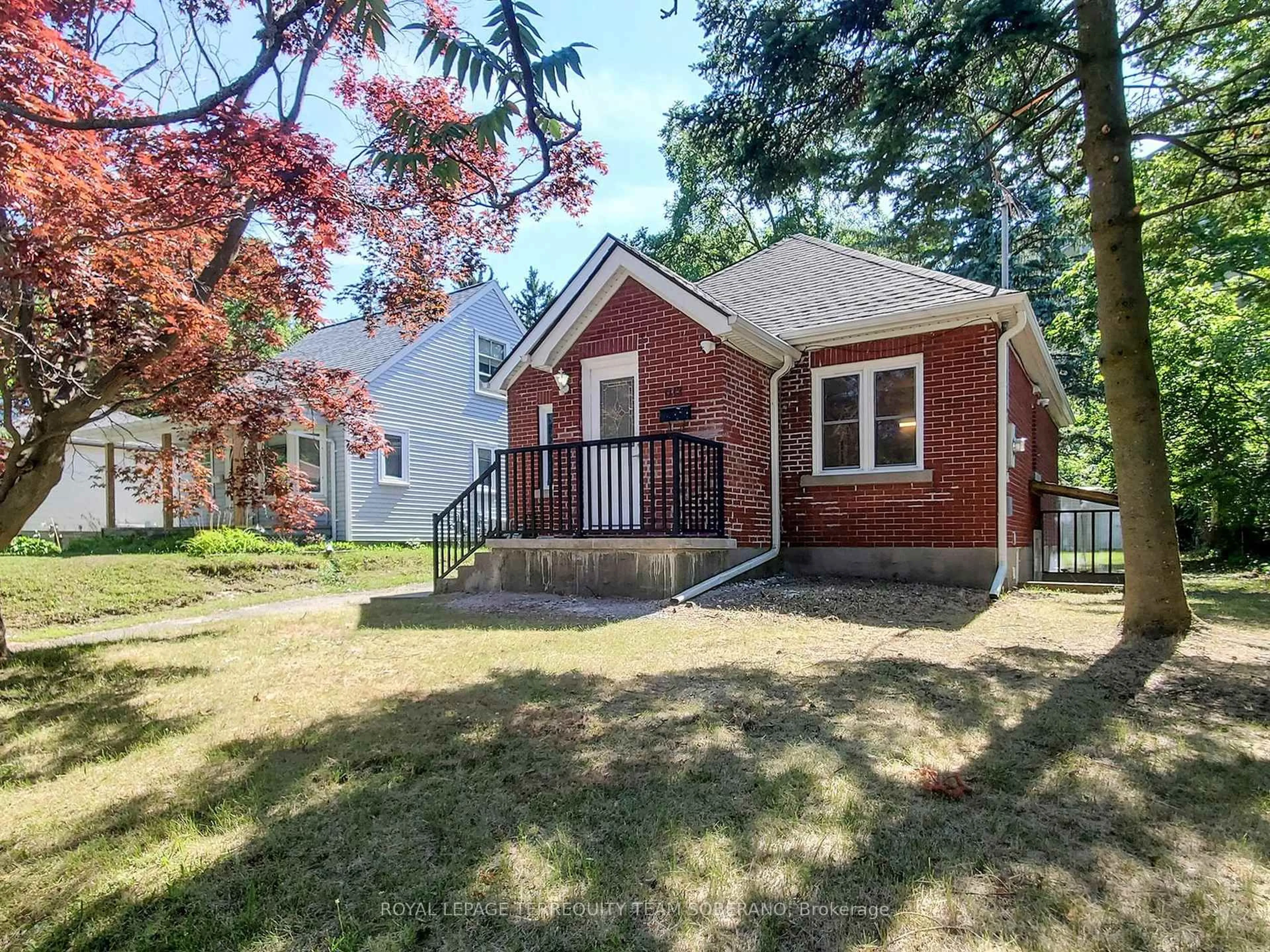A pic from outside/outdoor area/front of a property/back of a property/a pic from drone, street for 13 Roslin Ave, Waterloo Ontario N2L 2G4