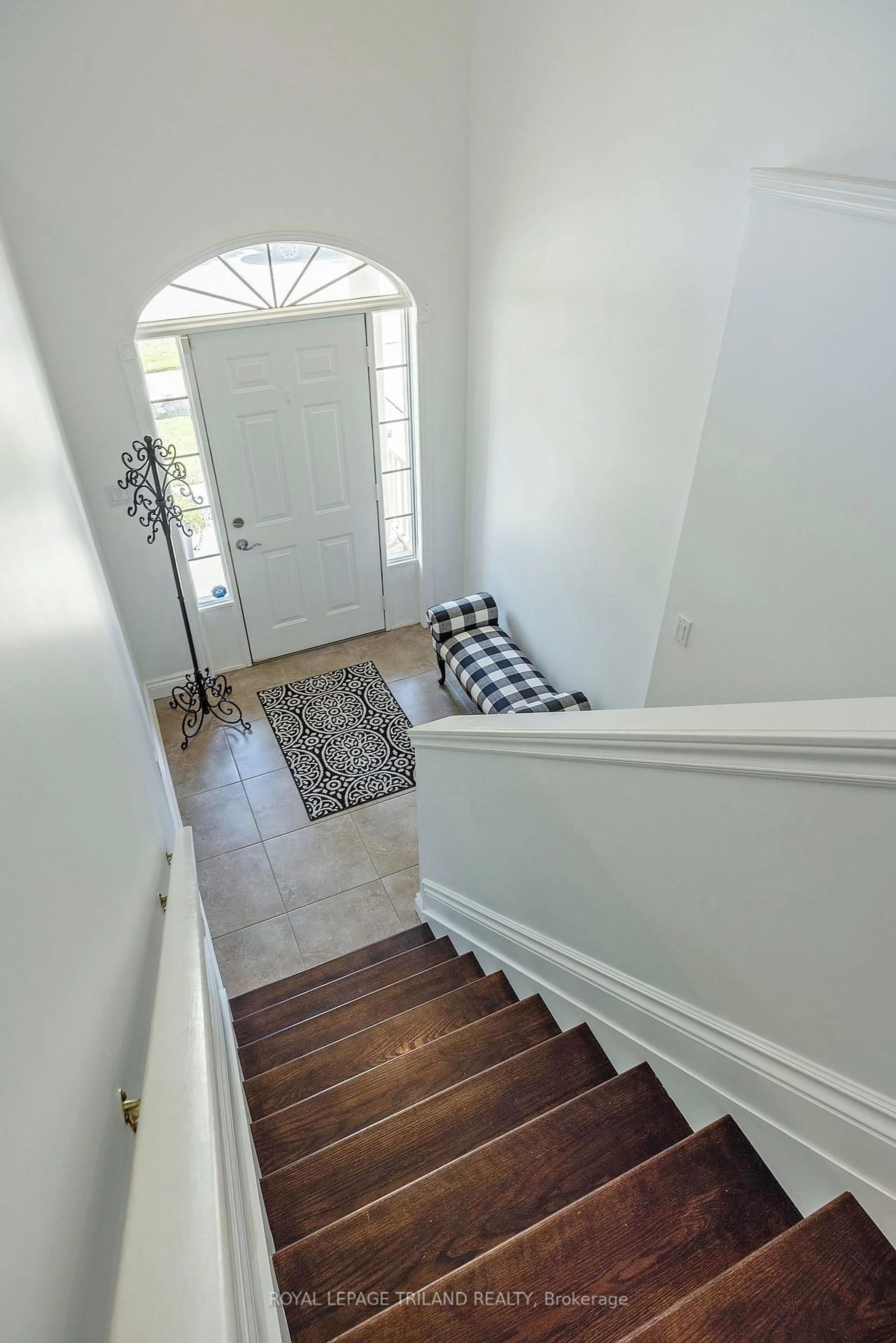 Indoor entryway for 780 WHITEHAVEN Cres, London North Ontario N6G 4V6