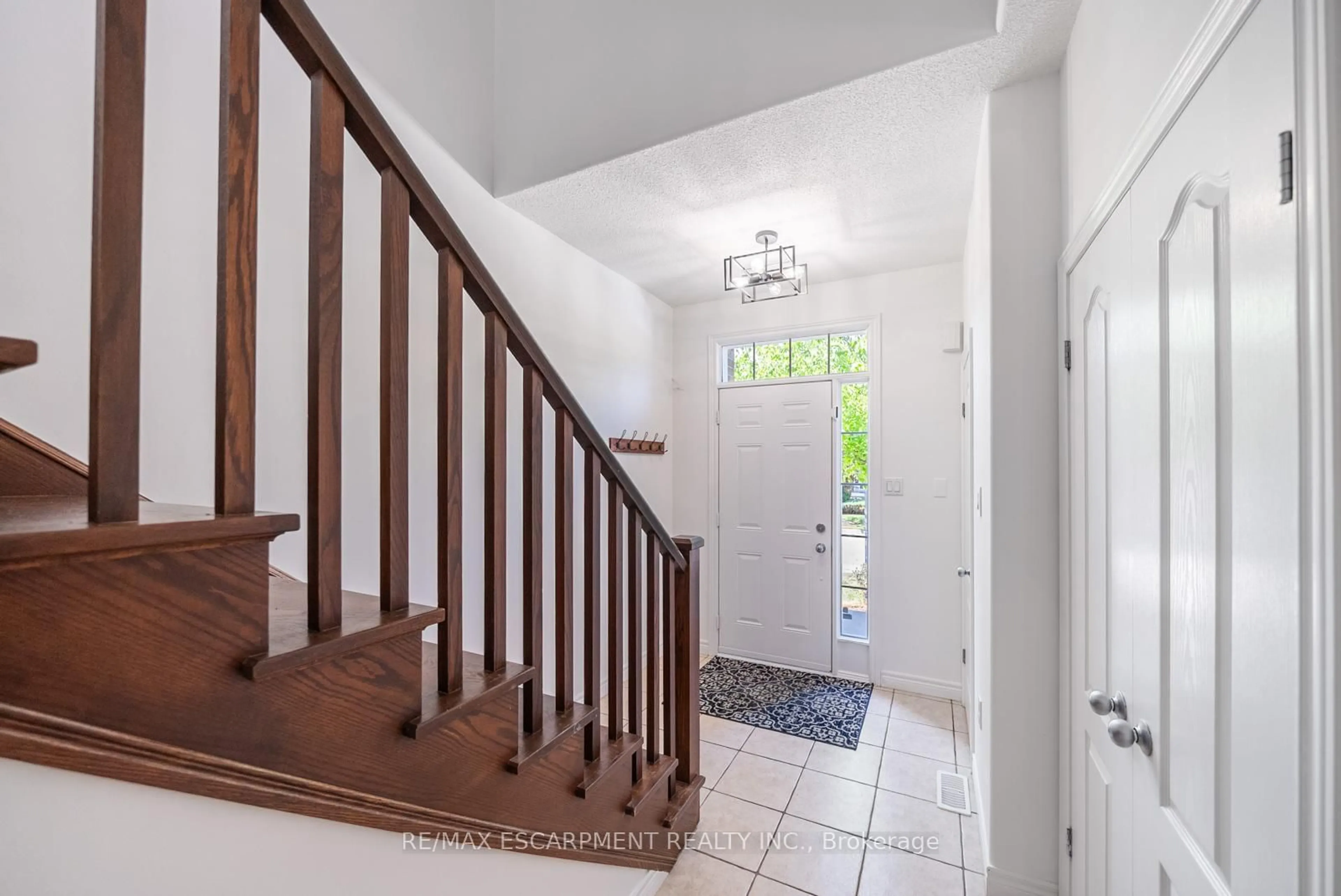 Indoor entryway for 10 LIDDYCOAT Lane #4, Hamilton Ontario L9G 0A7