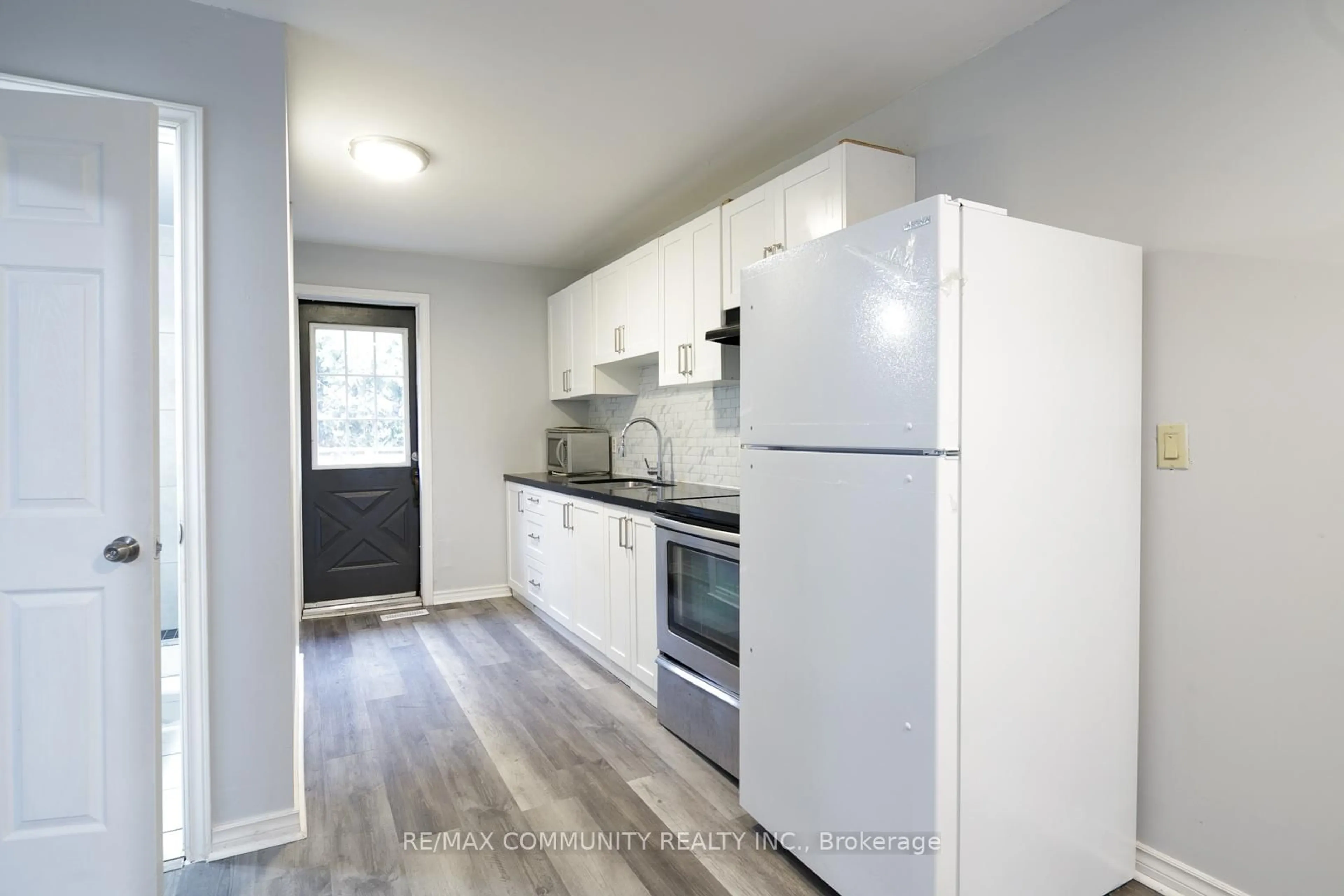 Standard kitchen, wood/laminate floor for 52 Hillside St, Belleville Ontario K8P 3R9