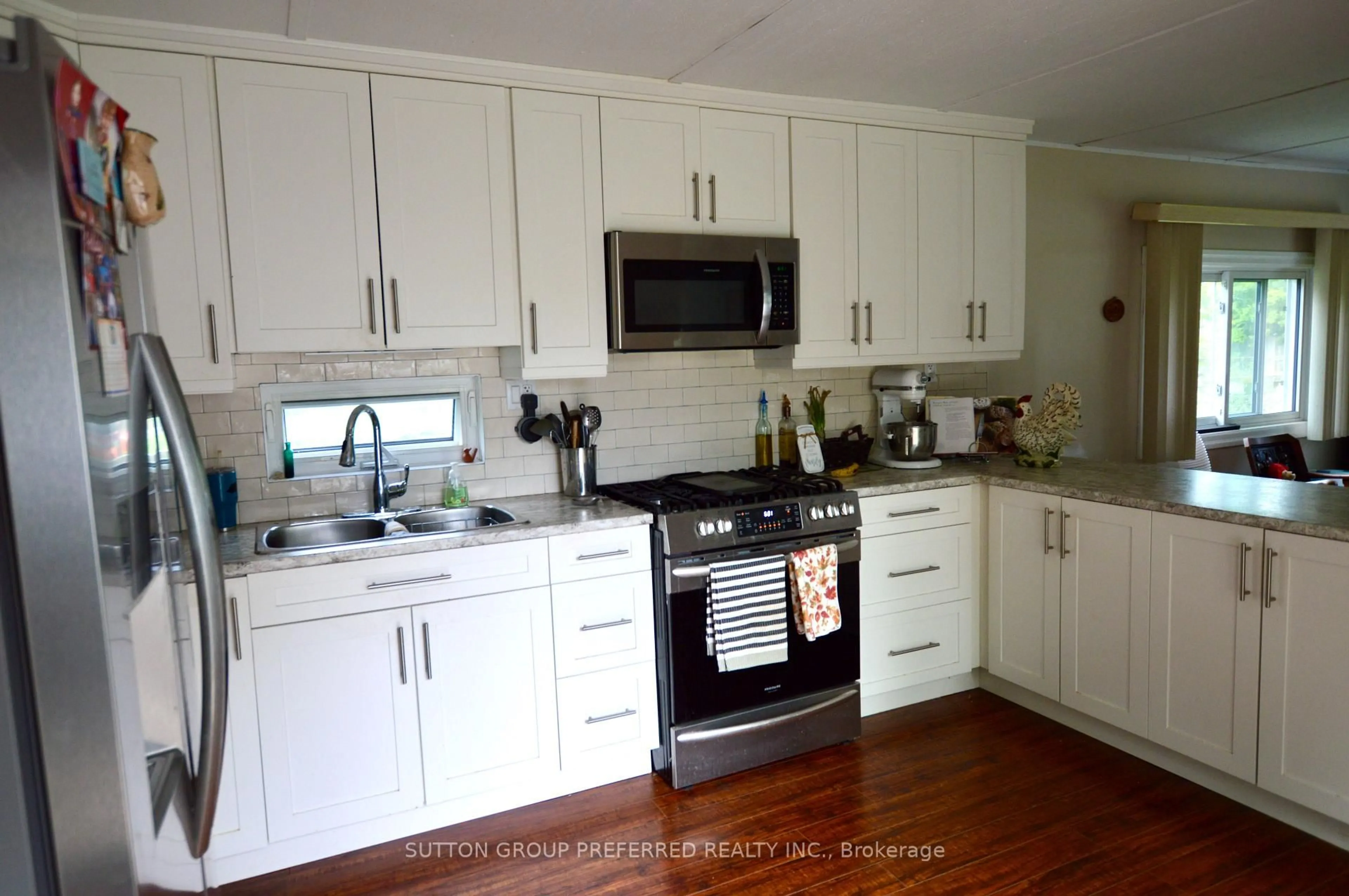Standard kitchen, wood/laminate floor for 19 Argyle St, Dutton/Dunwich Ontario N0L 2M0