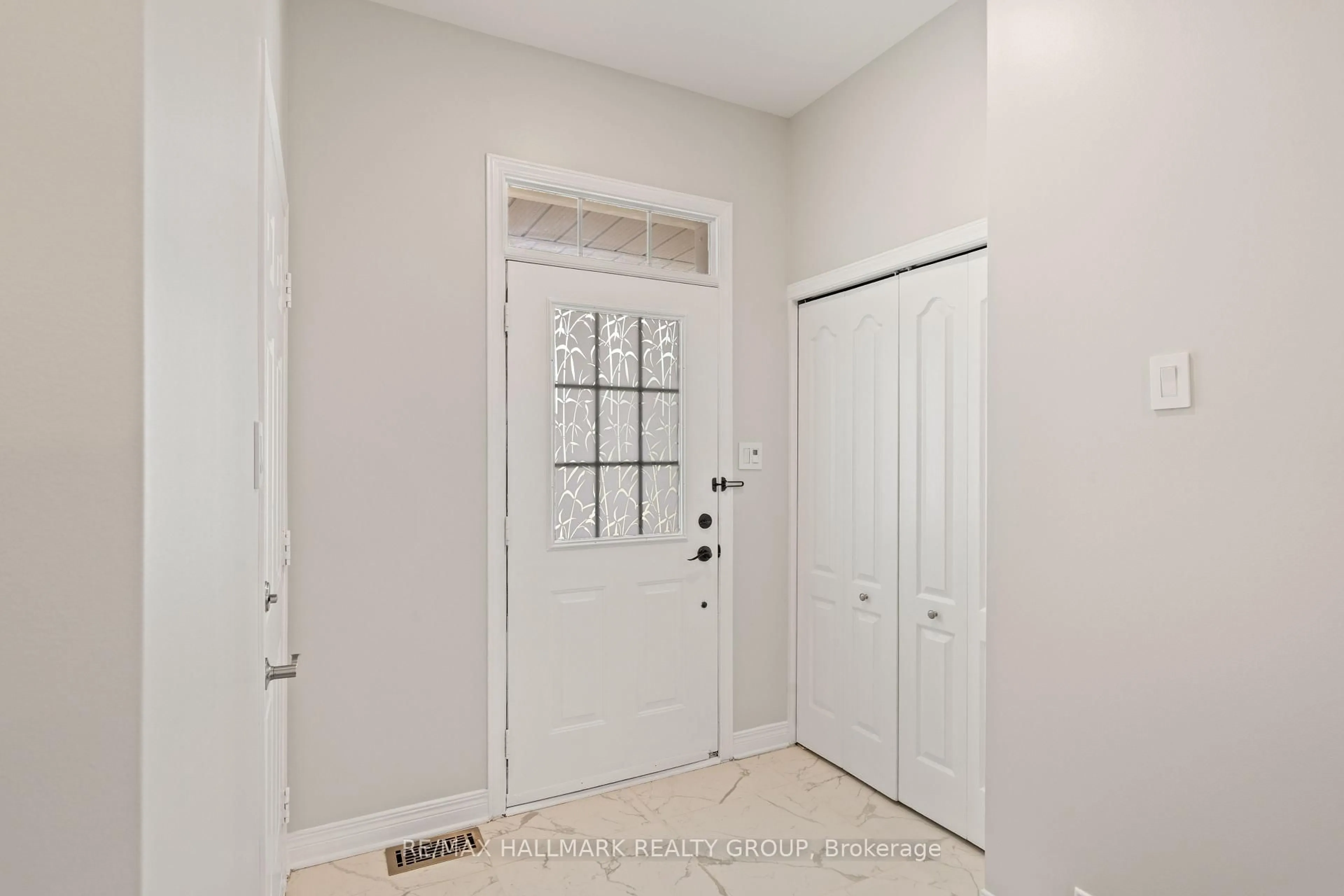 Indoor entryway for 41 SMOKETREE Cres, Stittsville Ontario K2S 2B8