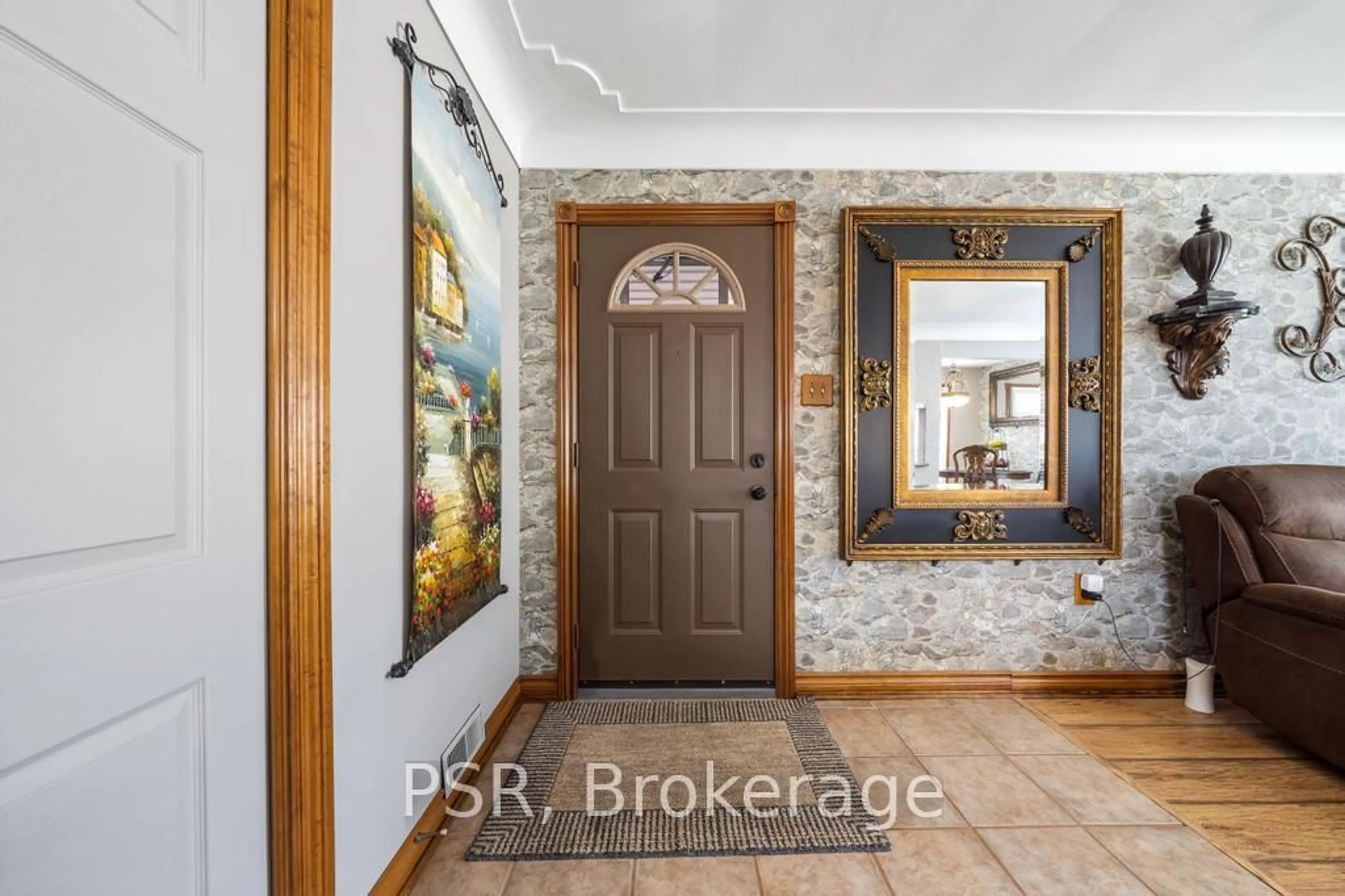 Indoor entryway for 117 Sunrise Dr, Hamilton Ontario L8K 4C5