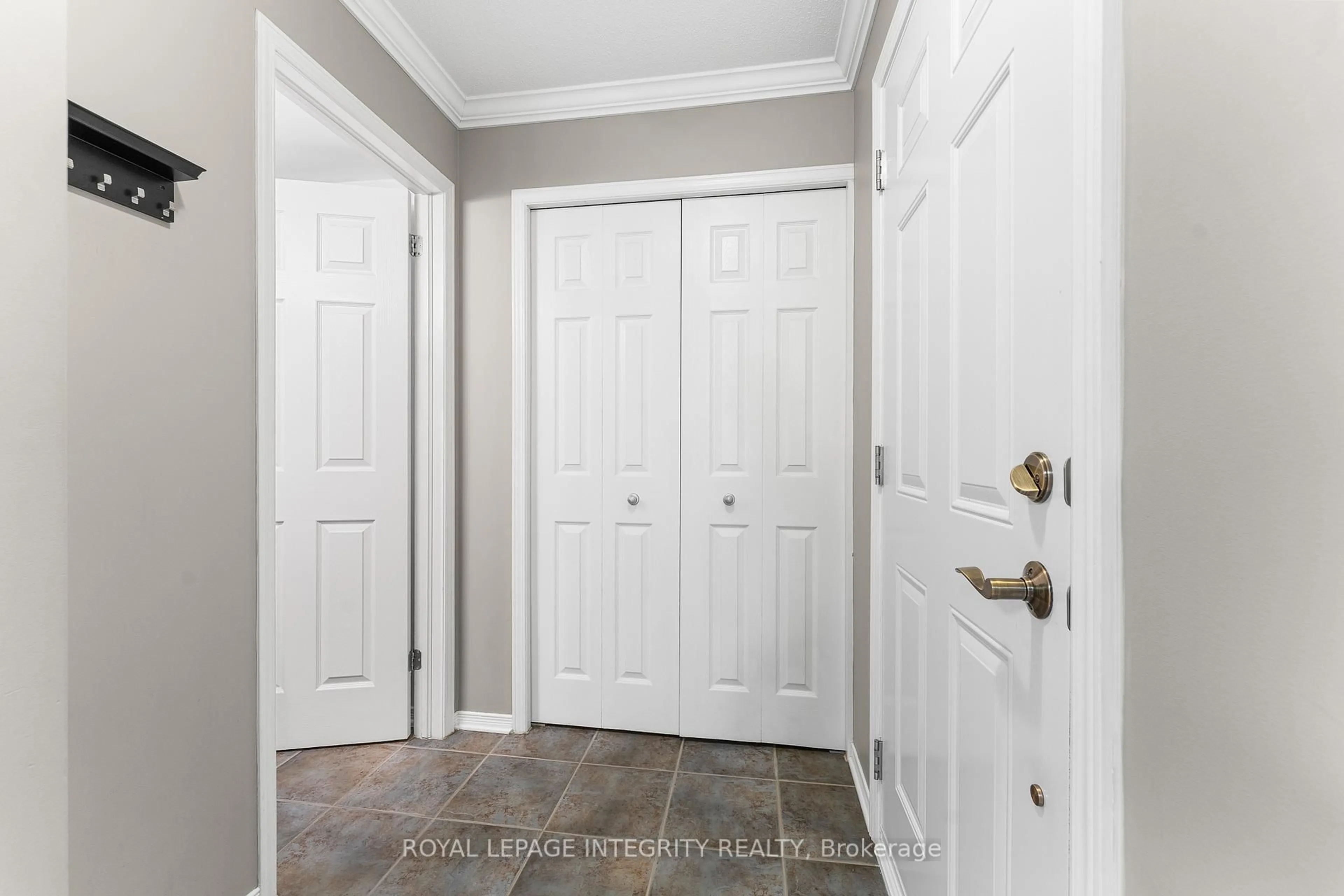 Indoor entryway for 632 Reardon Private, Ottawa Ontario K1V 2K9