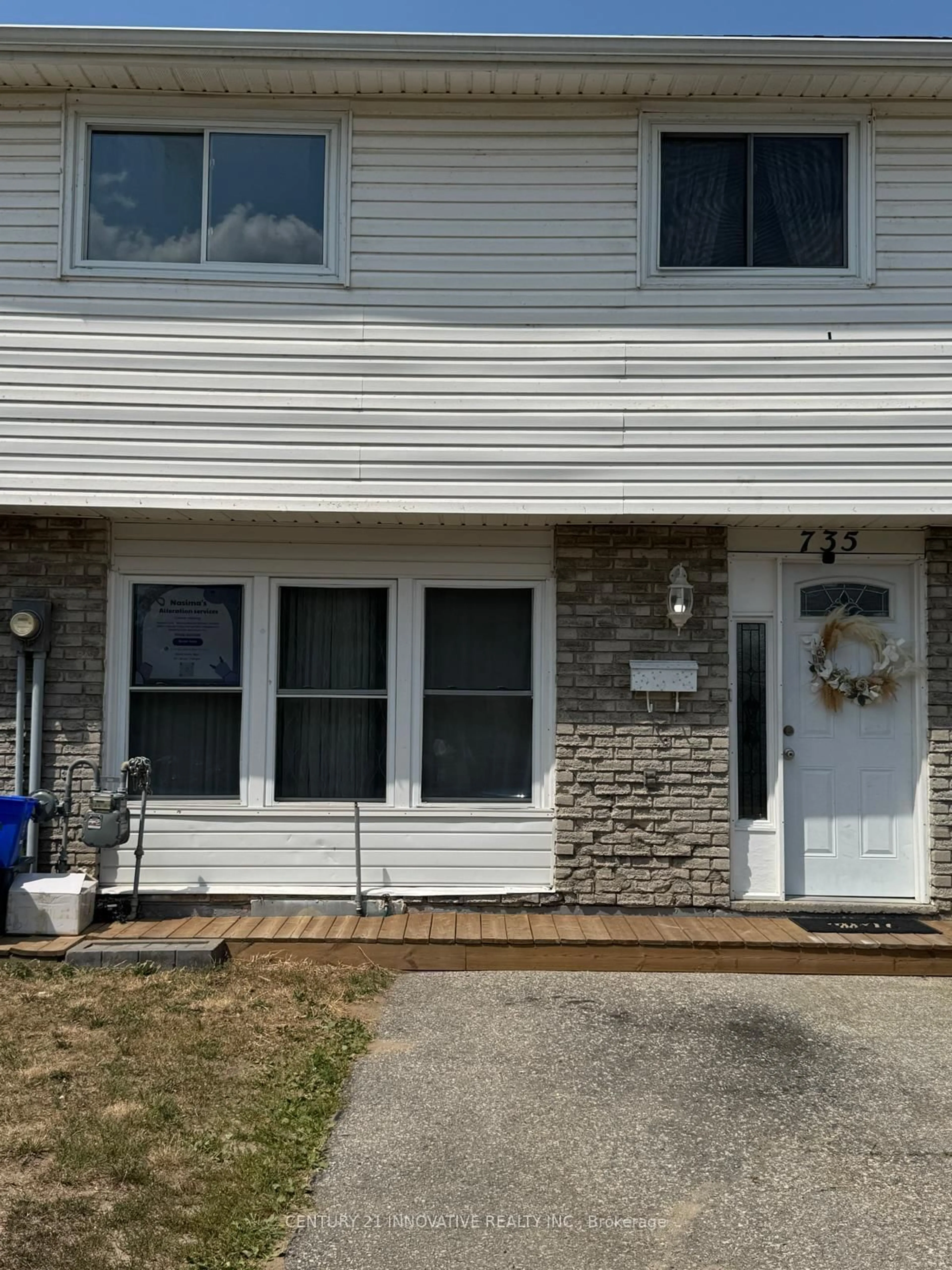 Home with vinyl exterior material, street for 735 Parkview Cres, Cambridge Ontario N3H 5A1