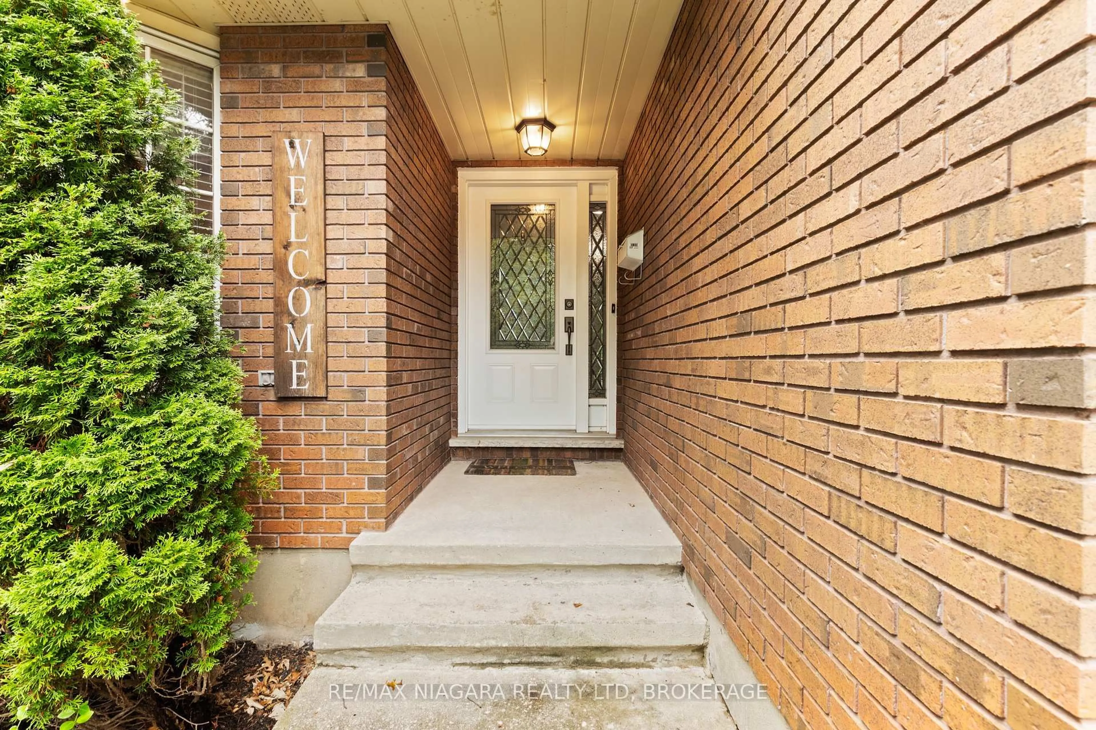 Indoor entryway for 7297 Green Boughs Rd, Niagara Falls Ontario L2J 3Y8