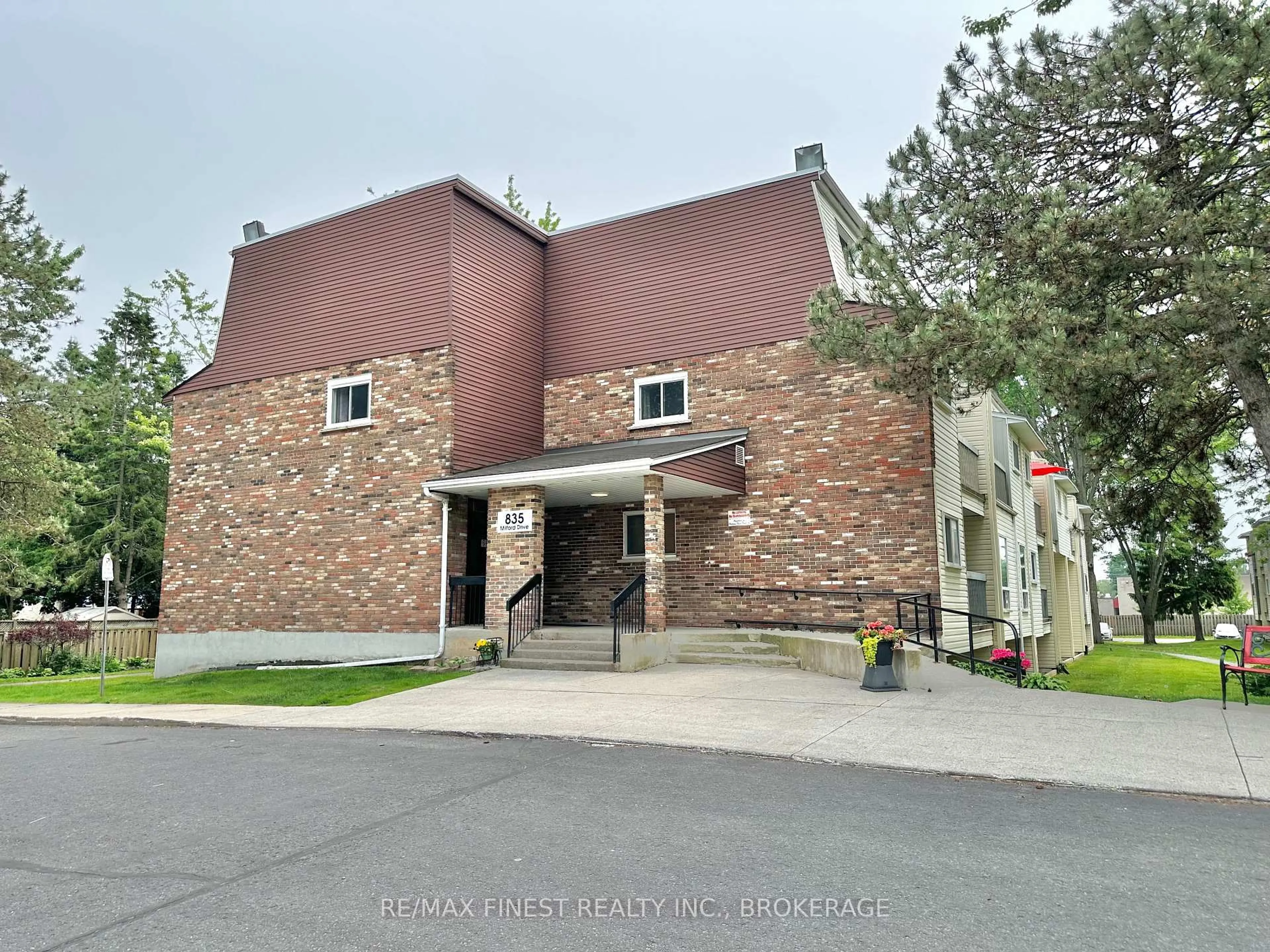 Indoor foyer for 835 Milford Dr #109, Kingston Ontario K7P 1A7