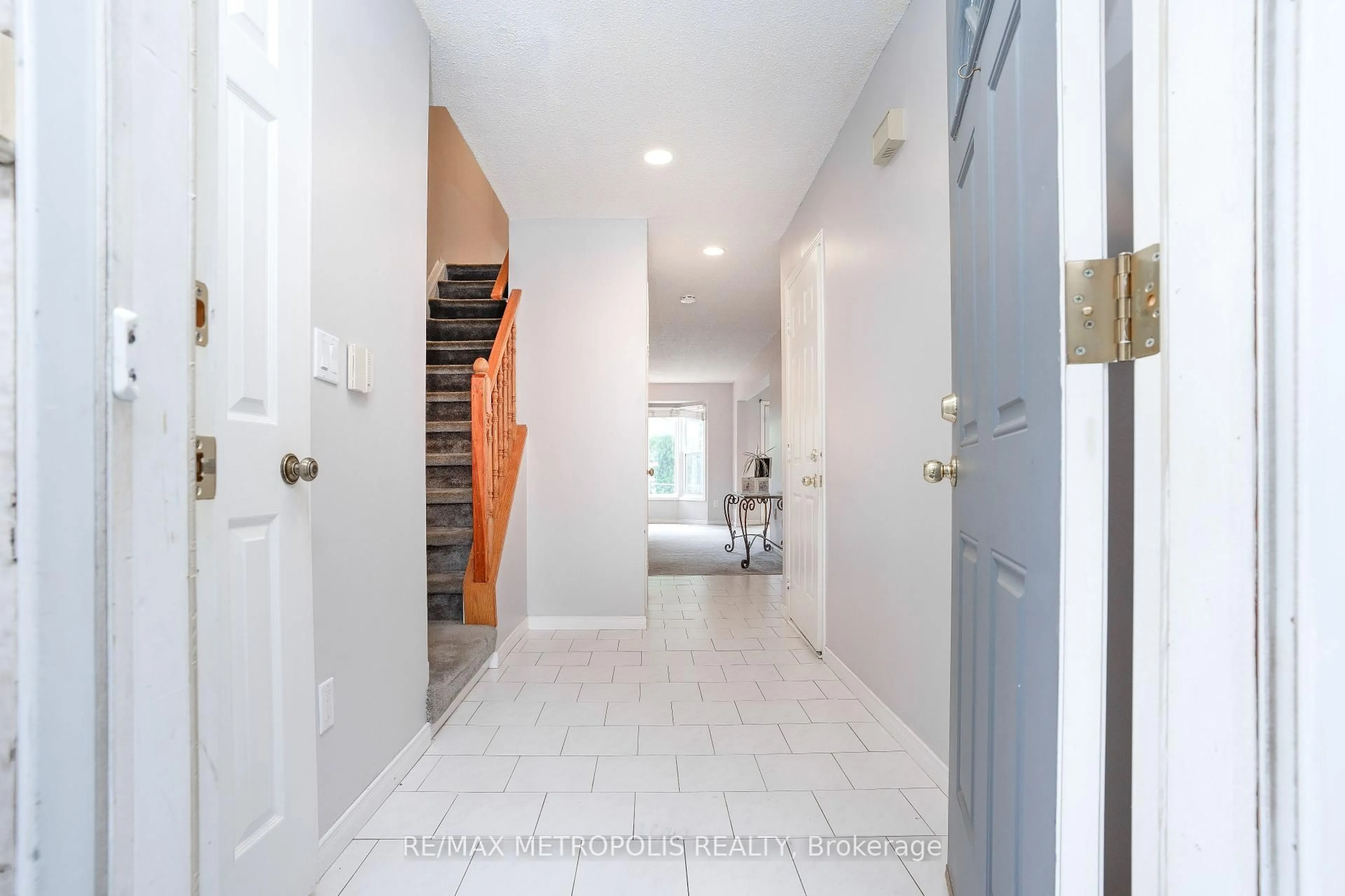 Indoor entryway for 2 Royalwood Crt #59, Hamilton Ontario L8E 4Z1