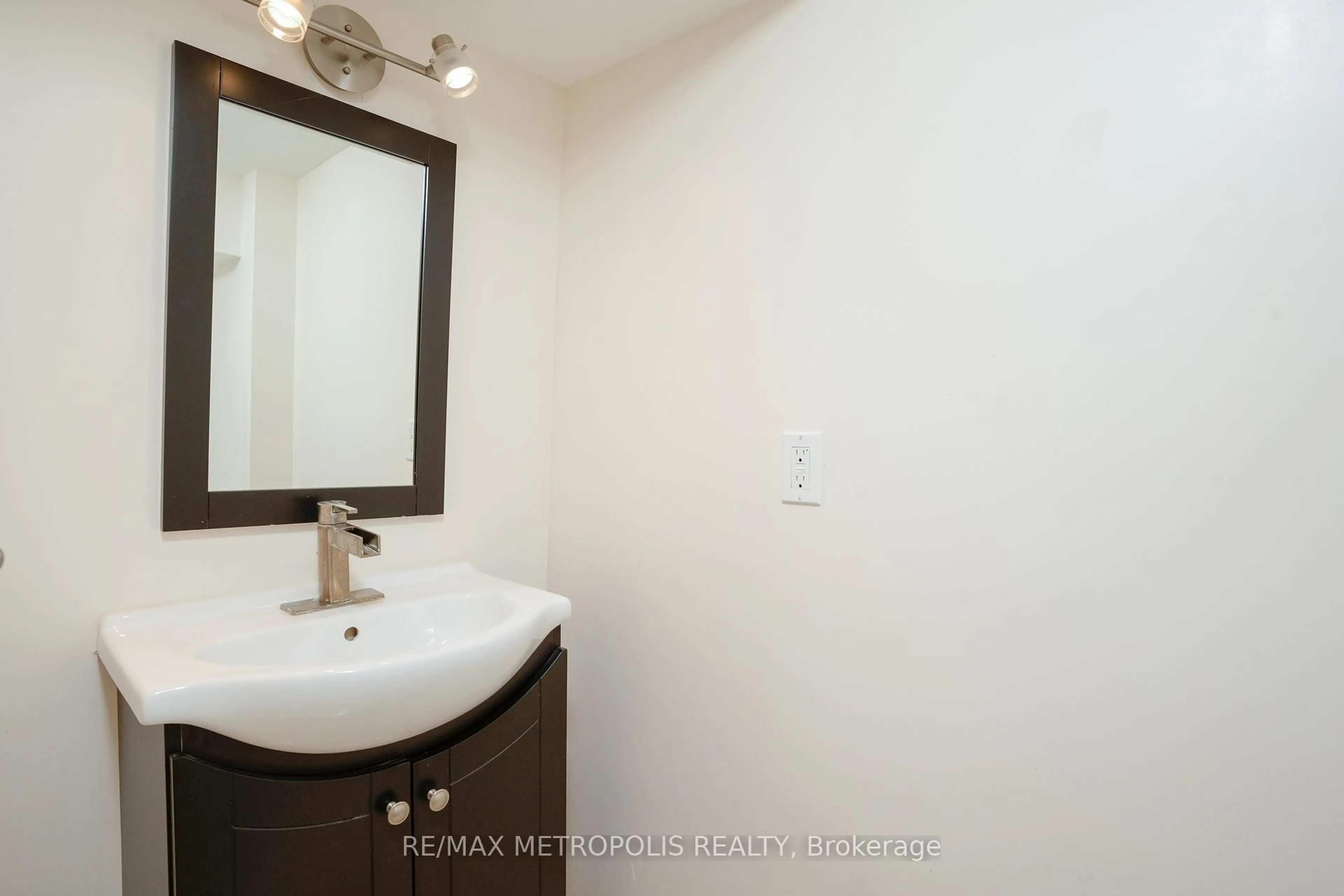 Standard bathroom, unknown for 2 Royalwood Crt #59, Hamilton Ontario L8E 4Z1