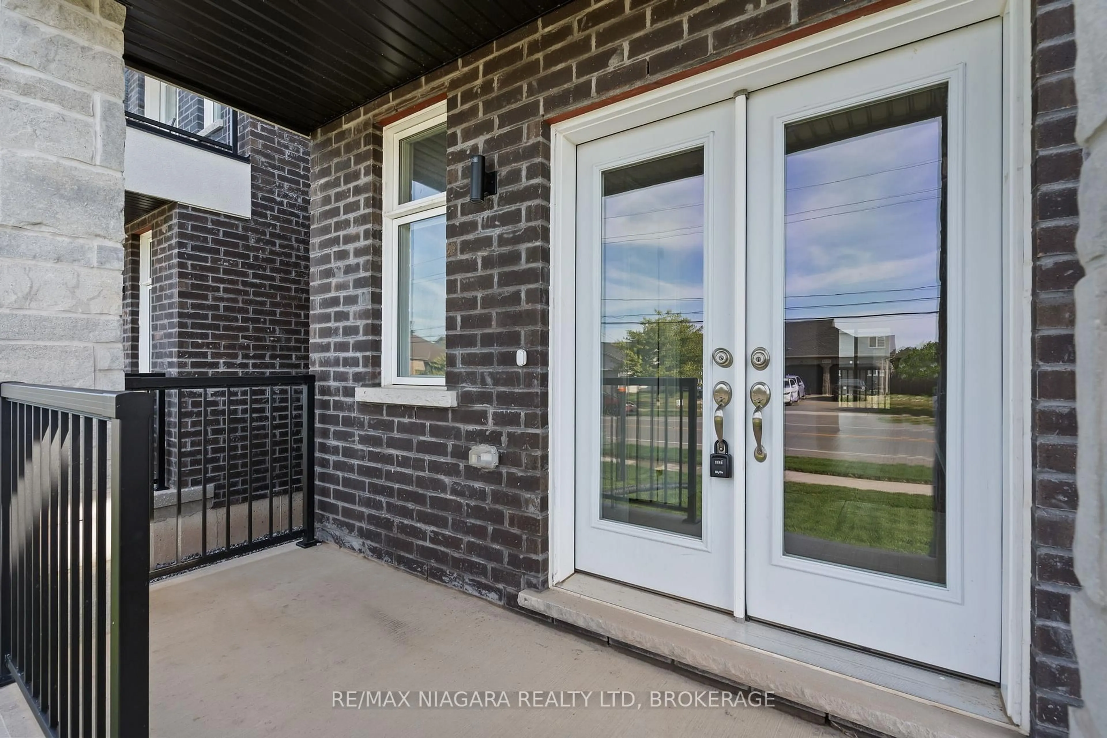 Indoor entryway for 3245 DOMINION Rd, Fort Erie Ontario L0S 1N0