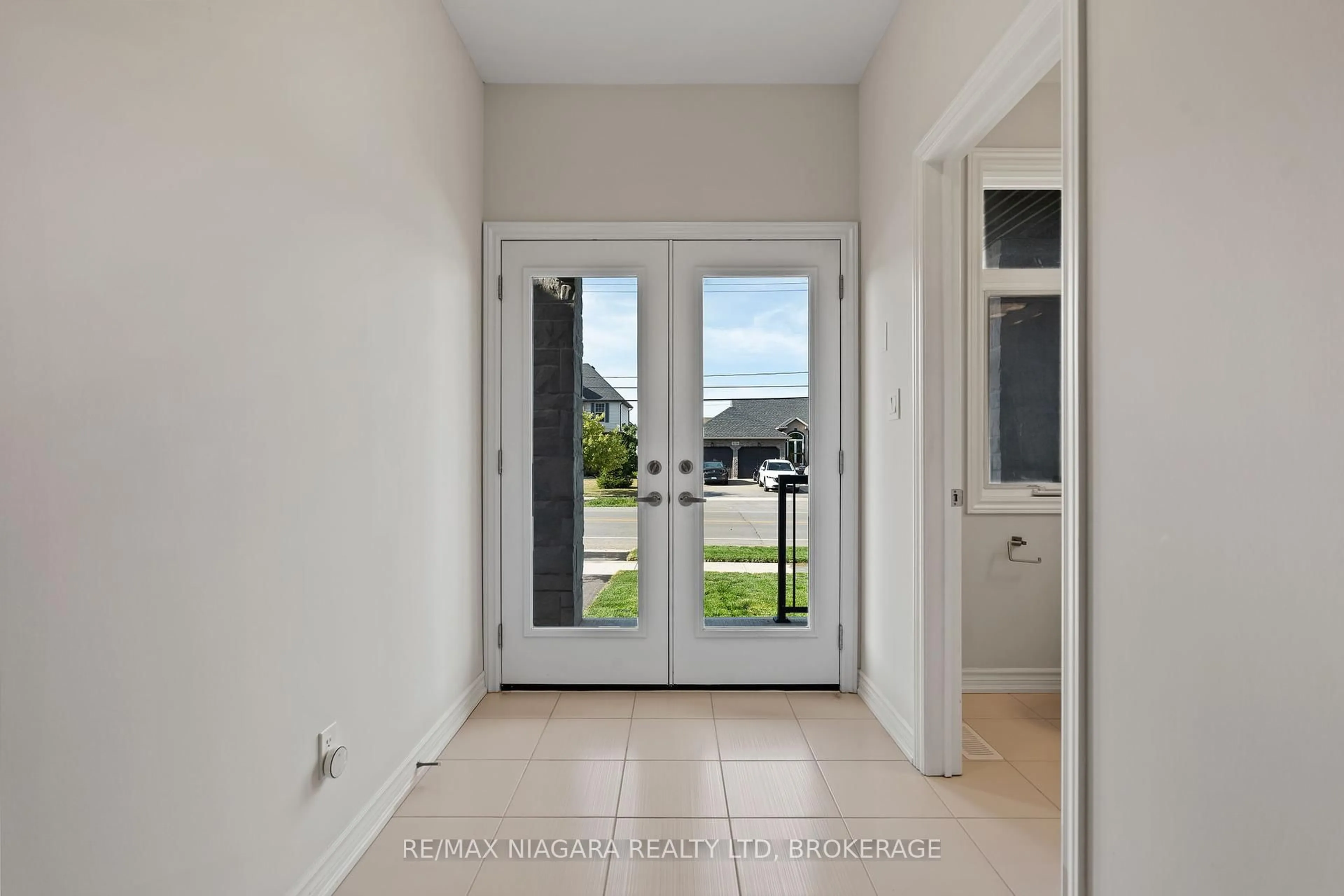 Indoor entryway for 3245 DOMINION Rd, Fort Erie Ontario L0S 1N0