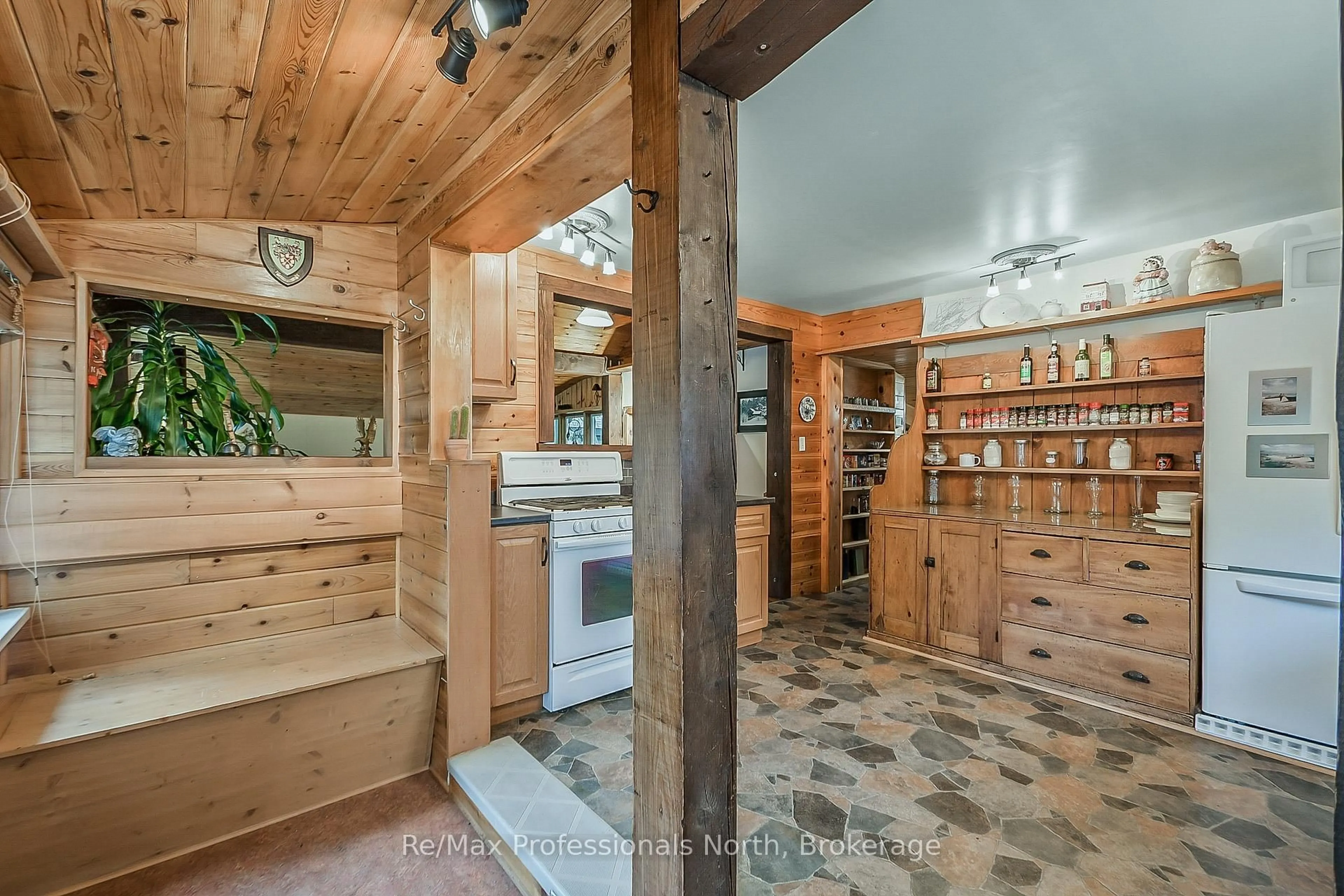 Rustic kitchen, ceramic/tile floor for 520 FIRST St, Gravenhurst Ontario P1P 1B9