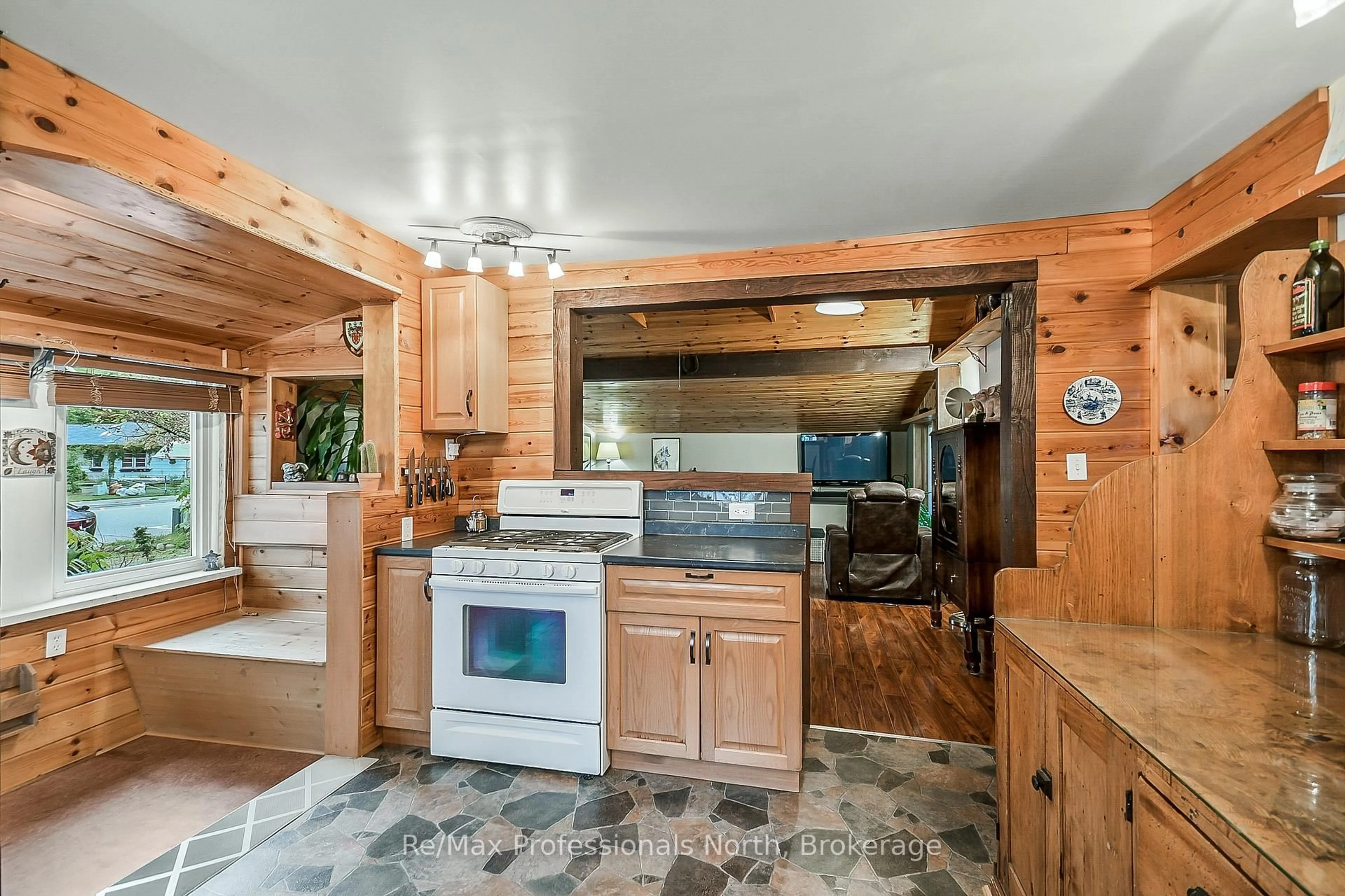 Unknown for 520 FIRST St, Gravenhurst Ontario P1P 1B9