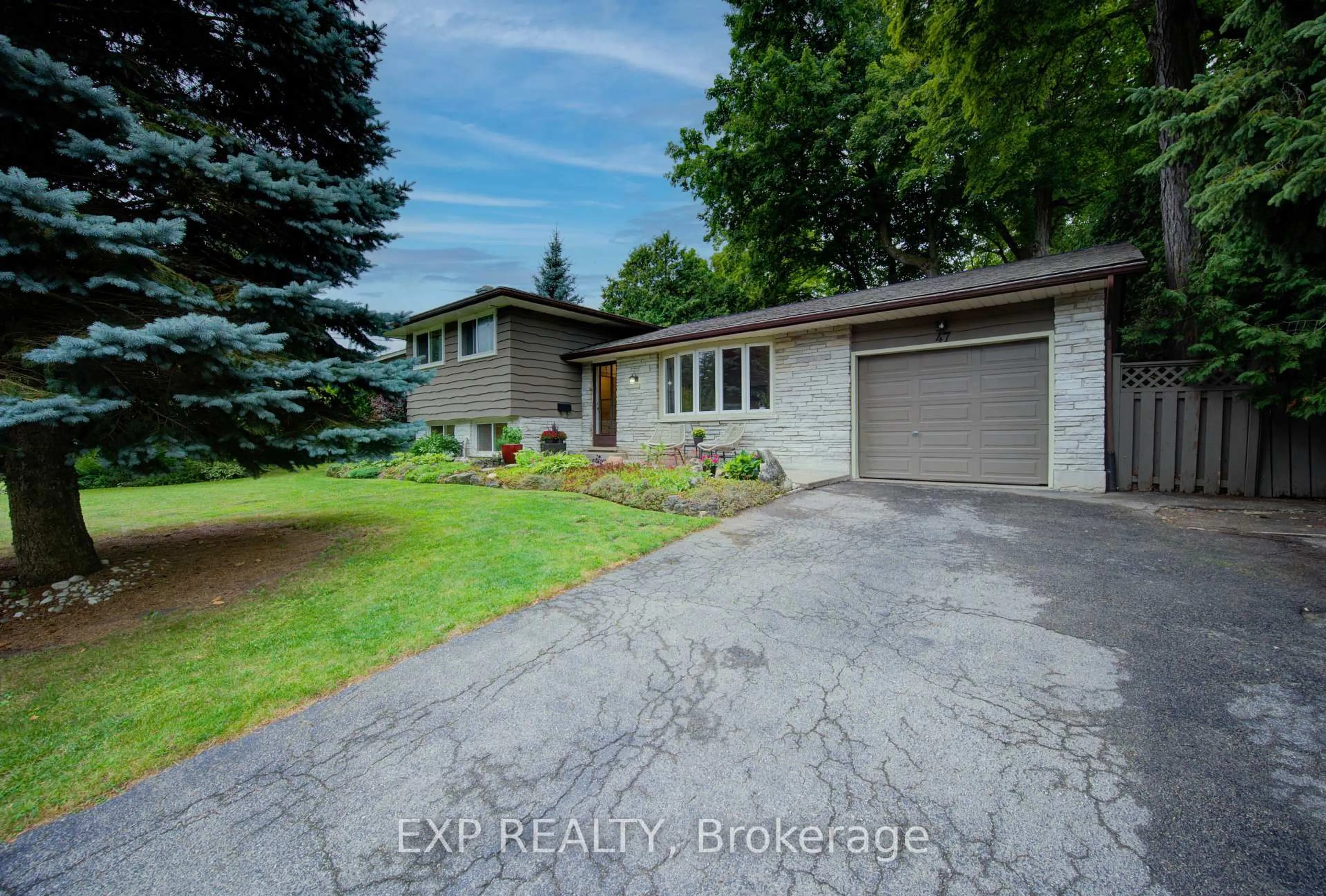 A pic from outside/outdoor area/front of a property/back of a property/a pic from drone, street for 47 Hillcrest Lane, Kitchener Ontario N2K 1S9