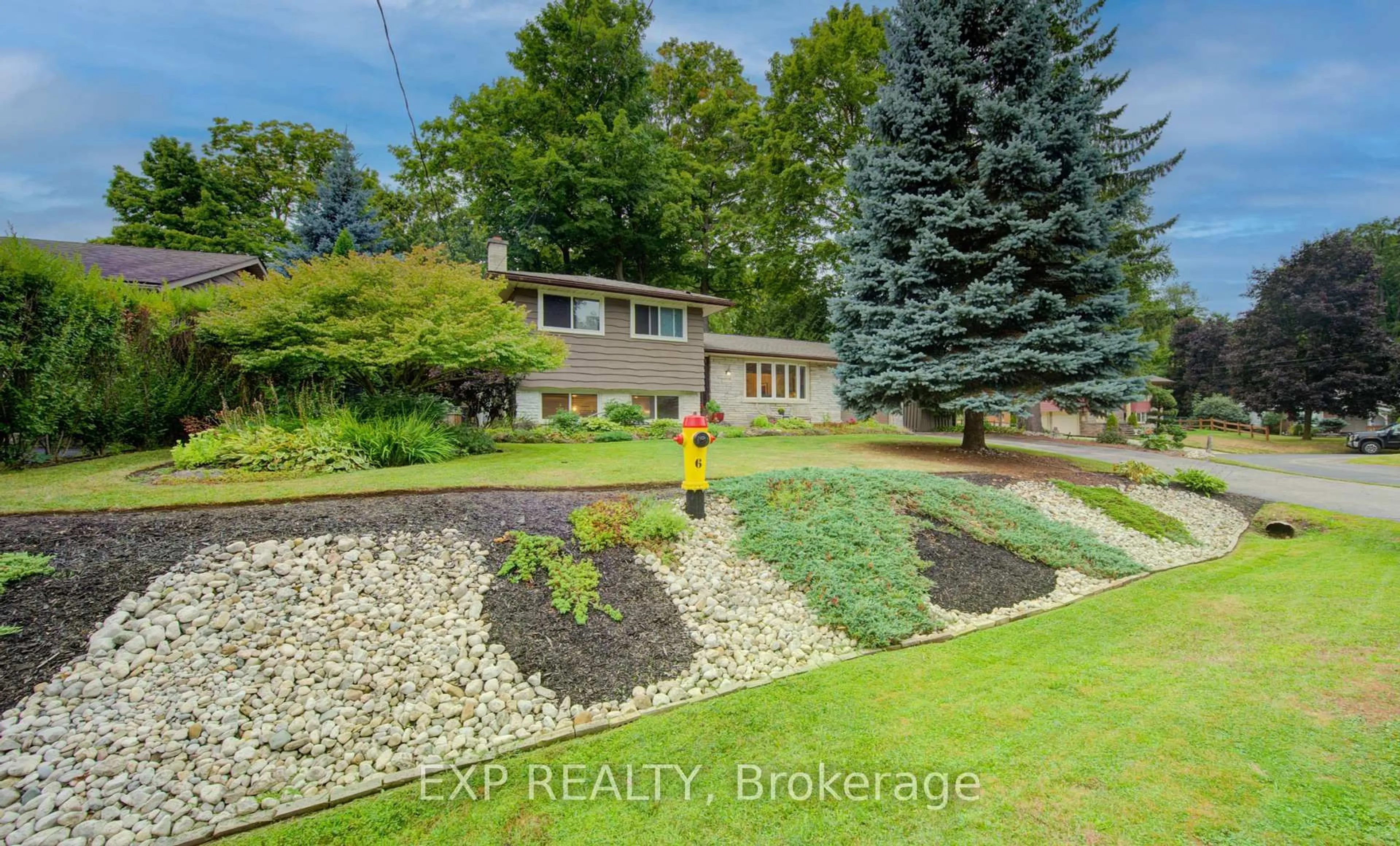 A pic from outside/outdoor area/front of a property/back of a property/a pic from drone, unknown for 47 Hillcrest Lane, Kitchener Ontario N2K 1S9