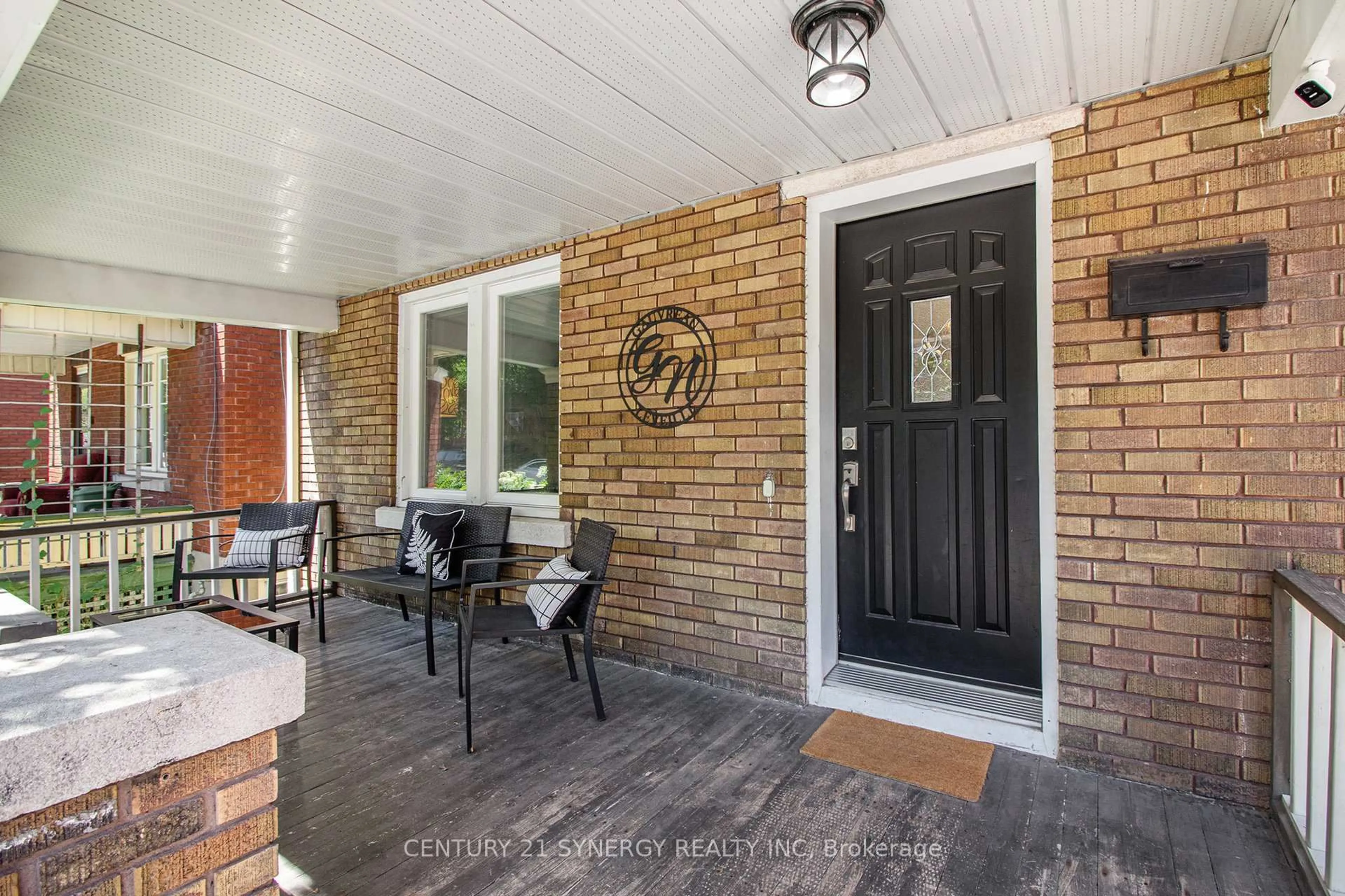 Indoor entryway for 257 Arlington Ave, Ottawa Ontario K1R 5T1