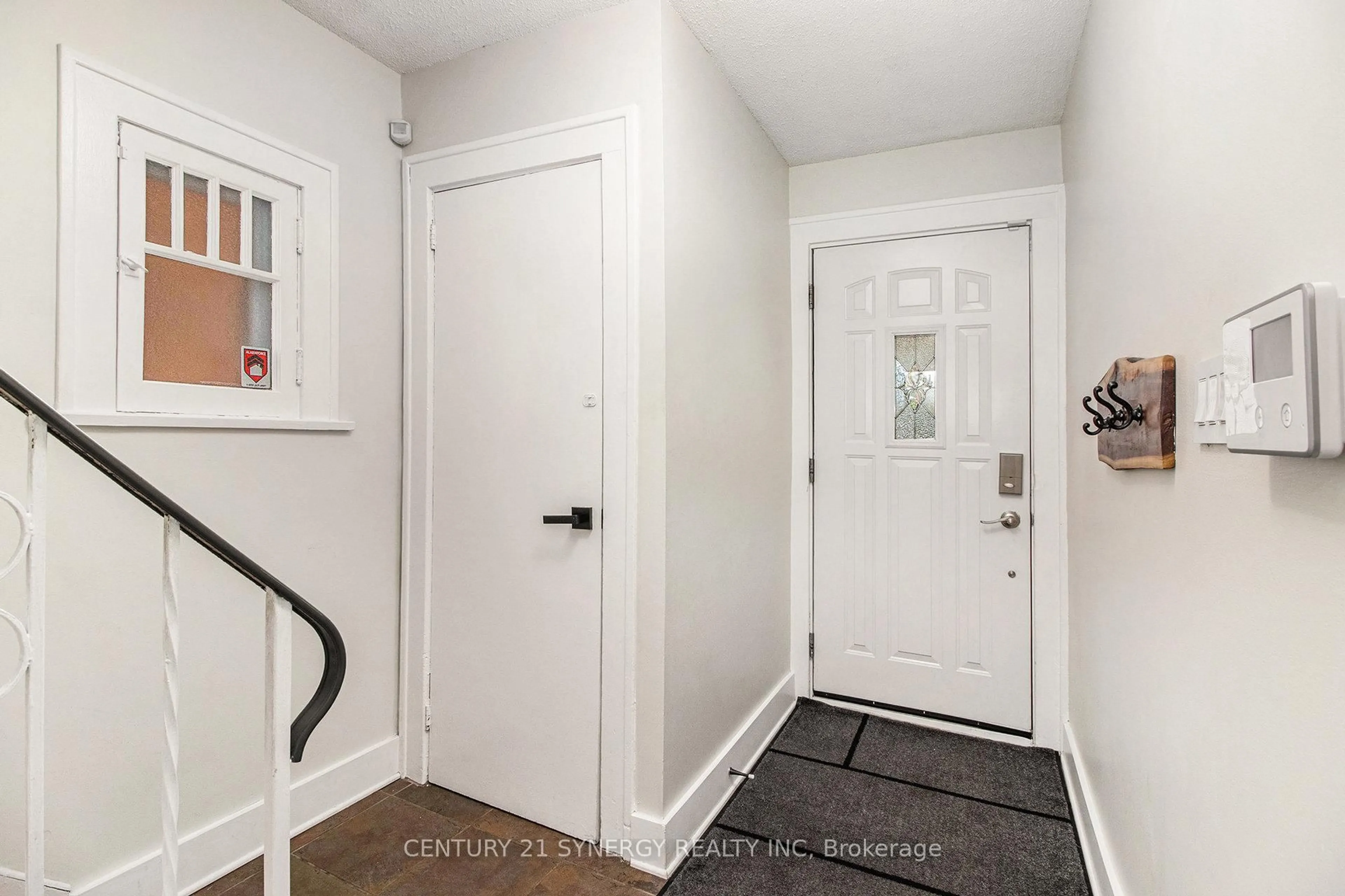 Indoor entryway for 257 Arlington Ave, Ottawa Ontario K1R 5T1