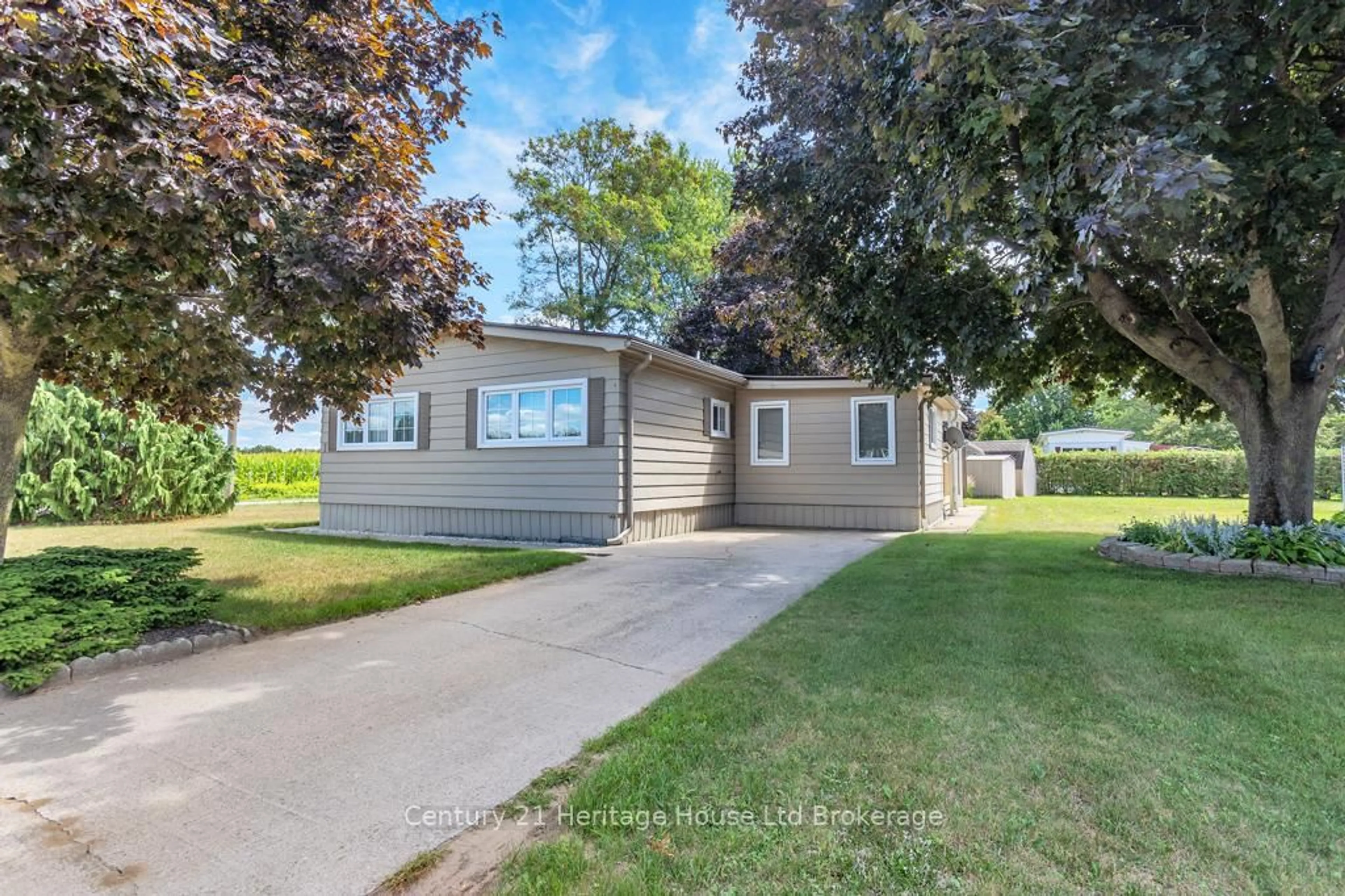 Home with vinyl exterior material, street for 1 Fourth St, Norfolk Ontario N4B 2W6