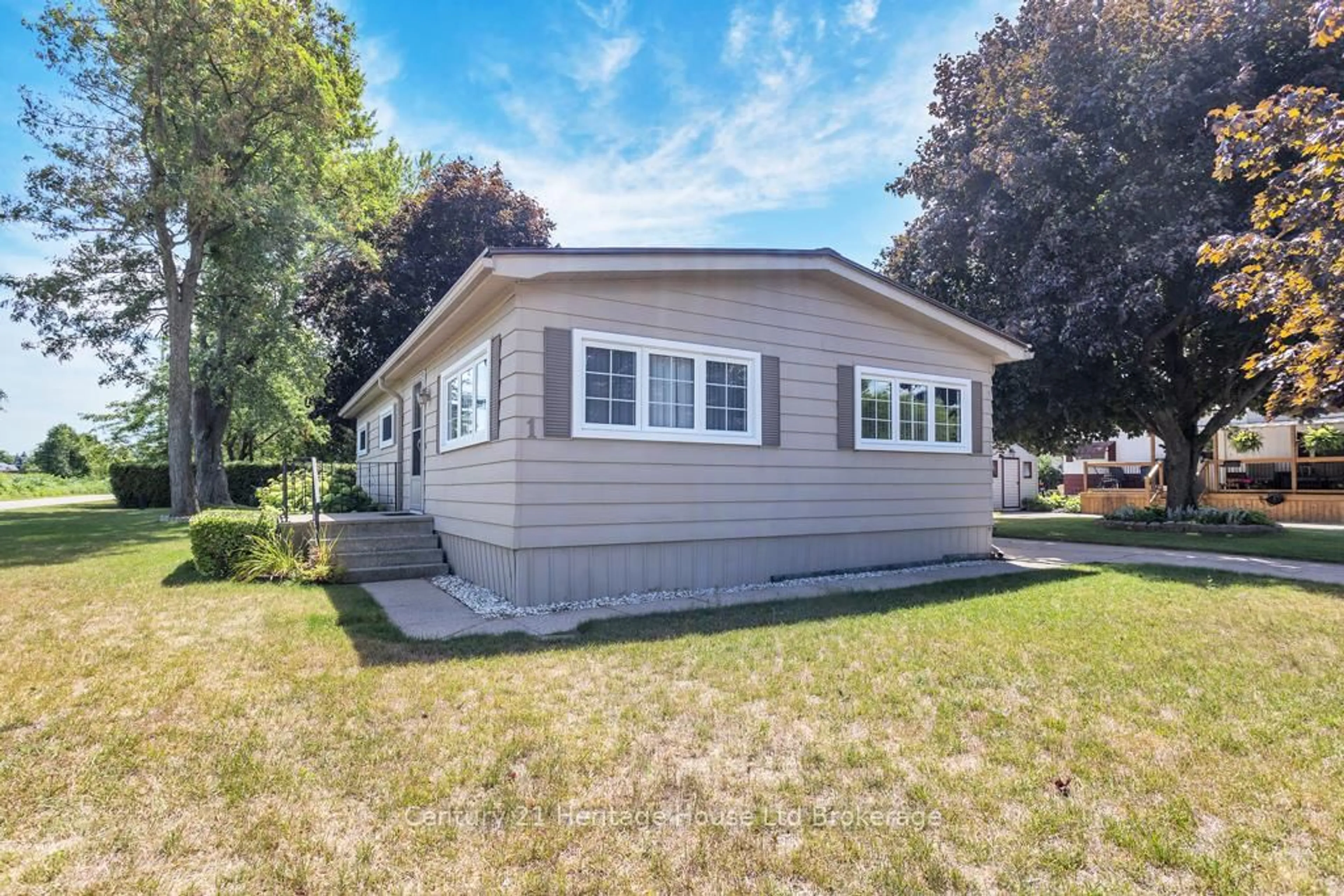 Home with vinyl exterior material, unknown for 1 Fourth St, Norfolk Ontario N4B 2W6