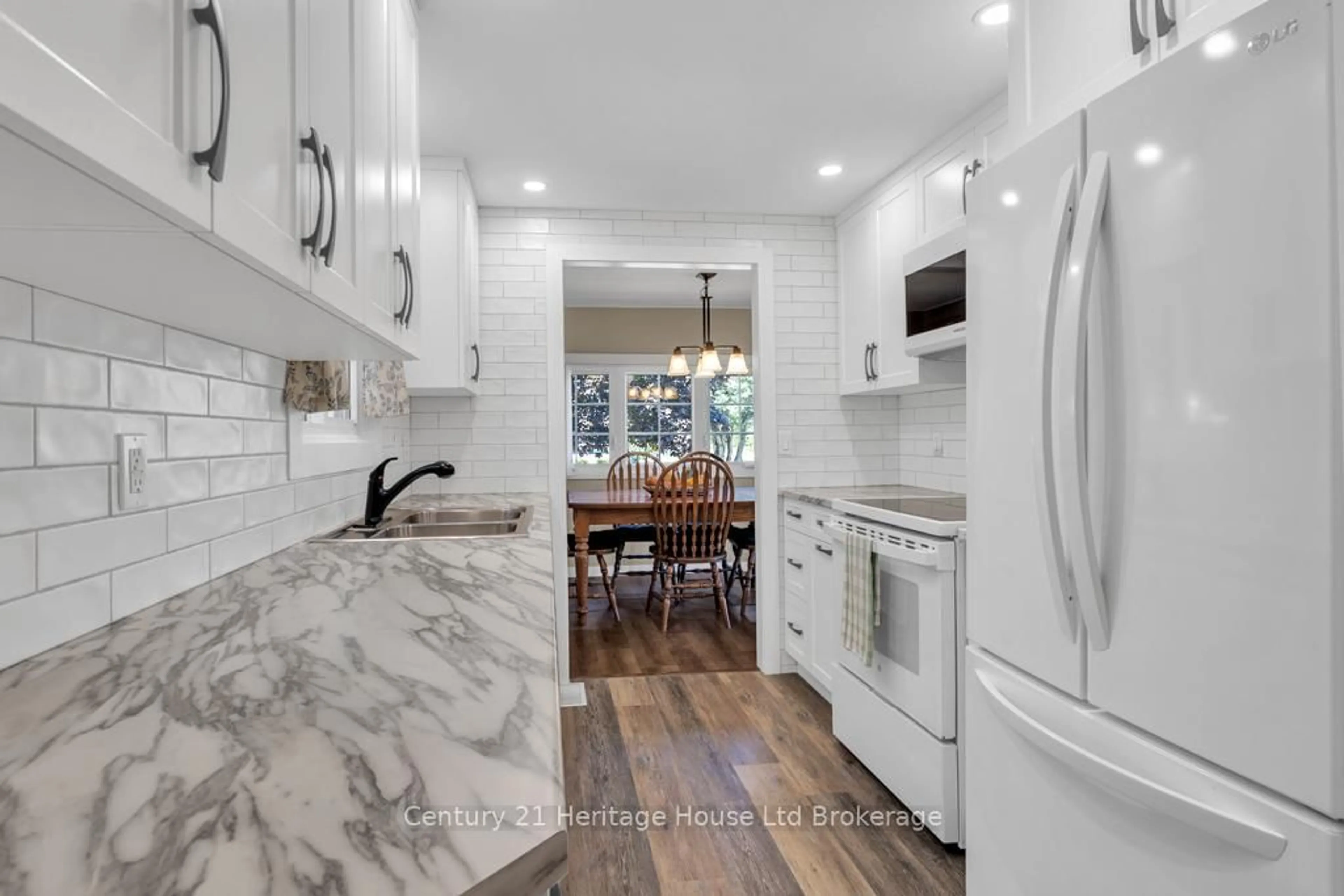 Open concept kitchen, ceramic/tile floor for 1 Fourth St, Norfolk Ontario N4B 2W6
