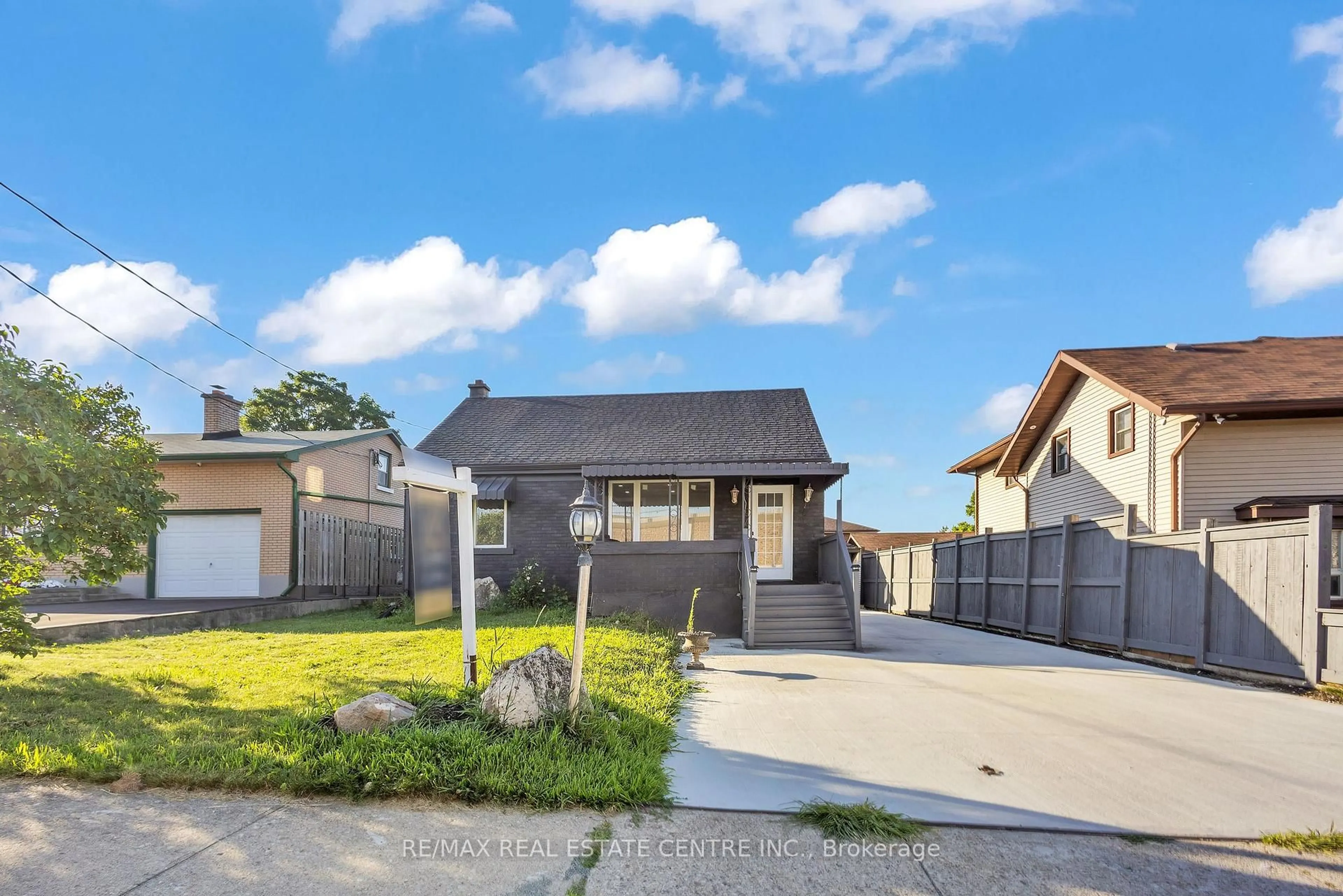 A pic from outside/outdoor area/front of a property/back of a property/a pic from drone, street for 84 Avalon Pl, Kitchener Ontario N2M 4N7