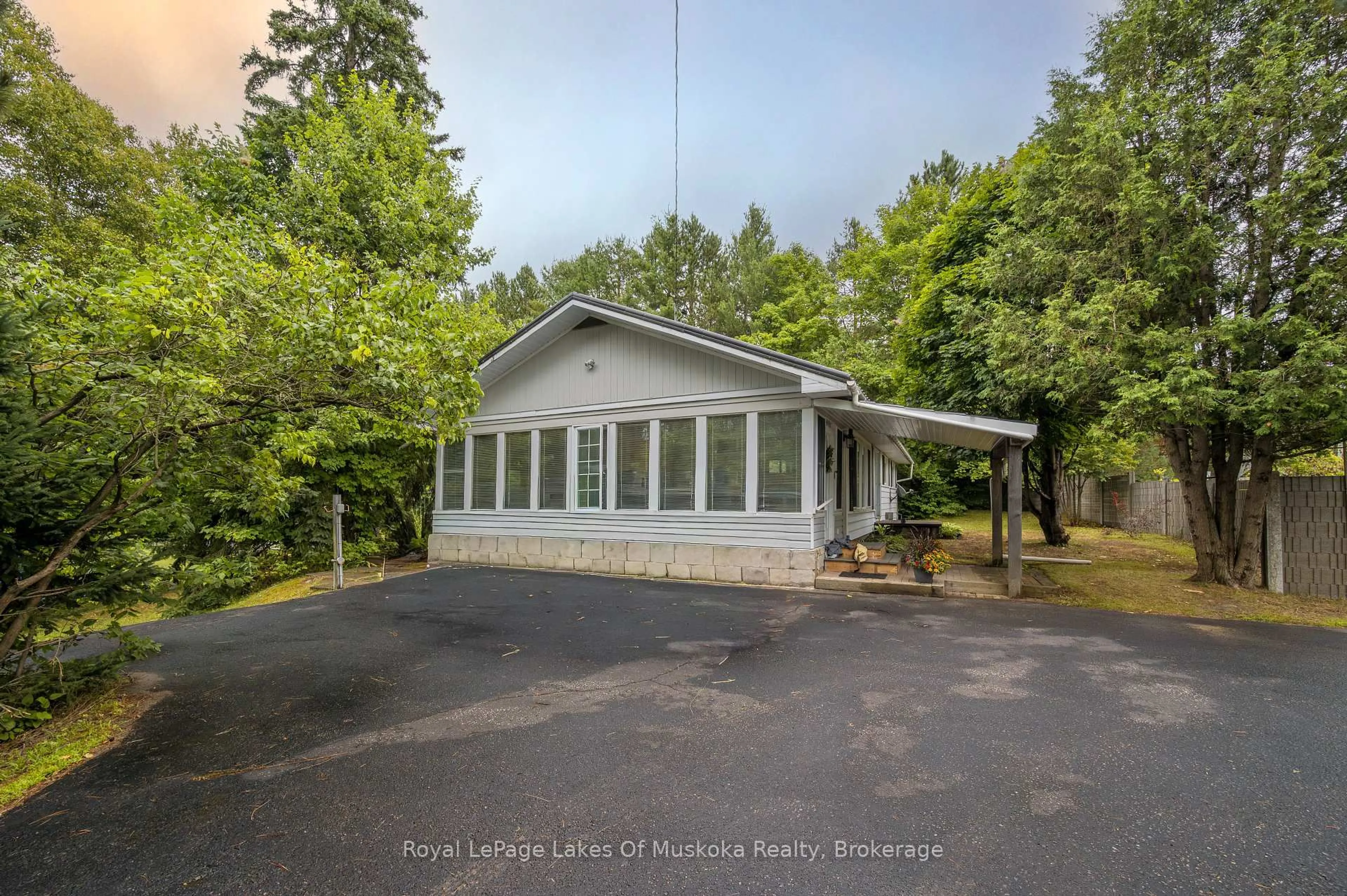 A pic from outside/outdoor area/front of a property/back of a property/a pic from drone, unknown for 574 Ravenscliffe Rd, Huntsville Ontario P1H 1N5