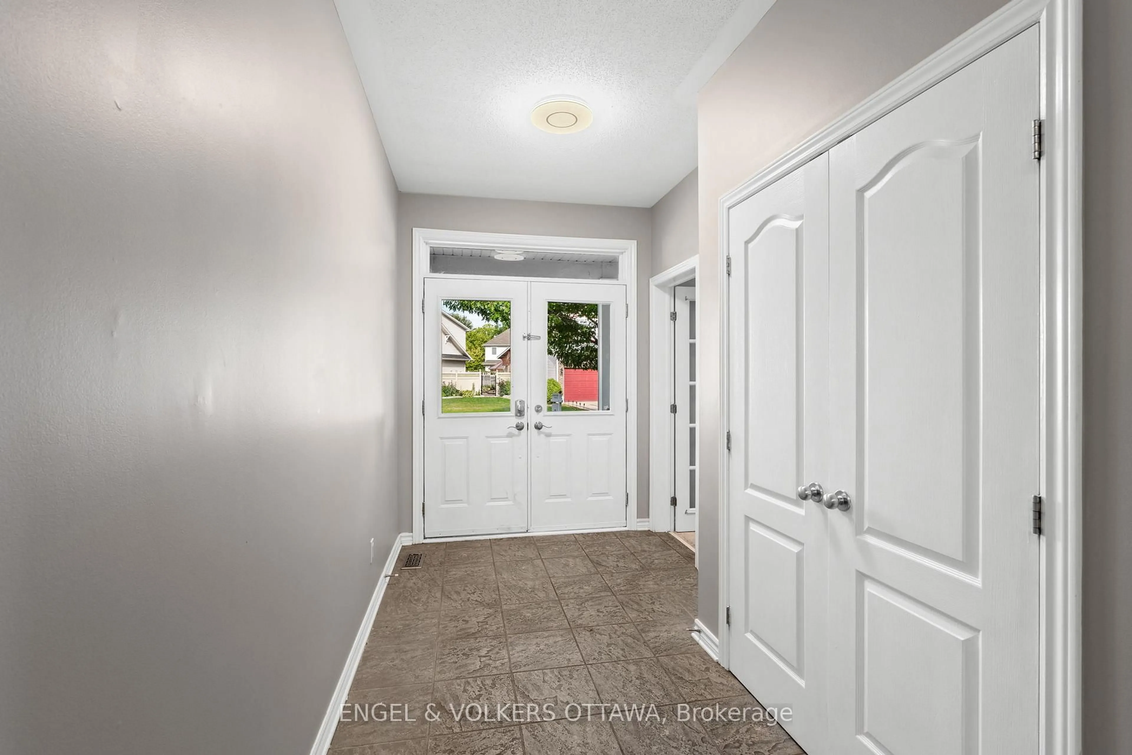 Indoor entryway for 98 Anfield Cres, Barrhaven Ontario K2G 7B7