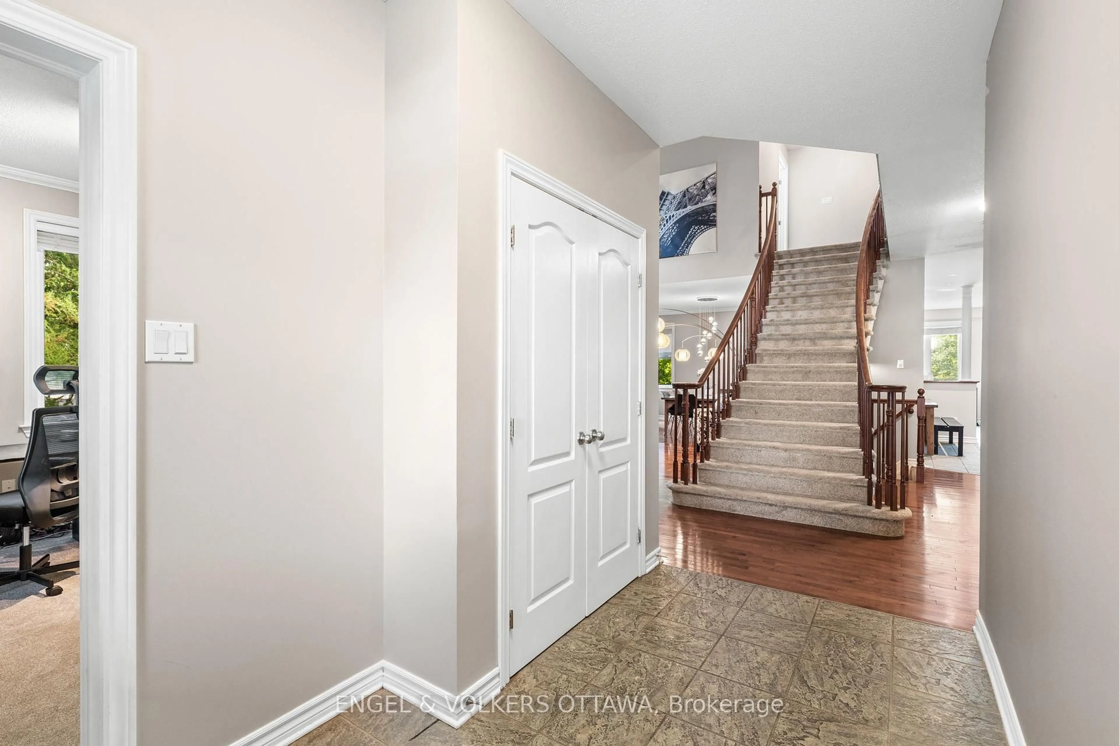 Indoor entryway for 98 Anfield Cres, Barrhaven Ontario K2G 7B7