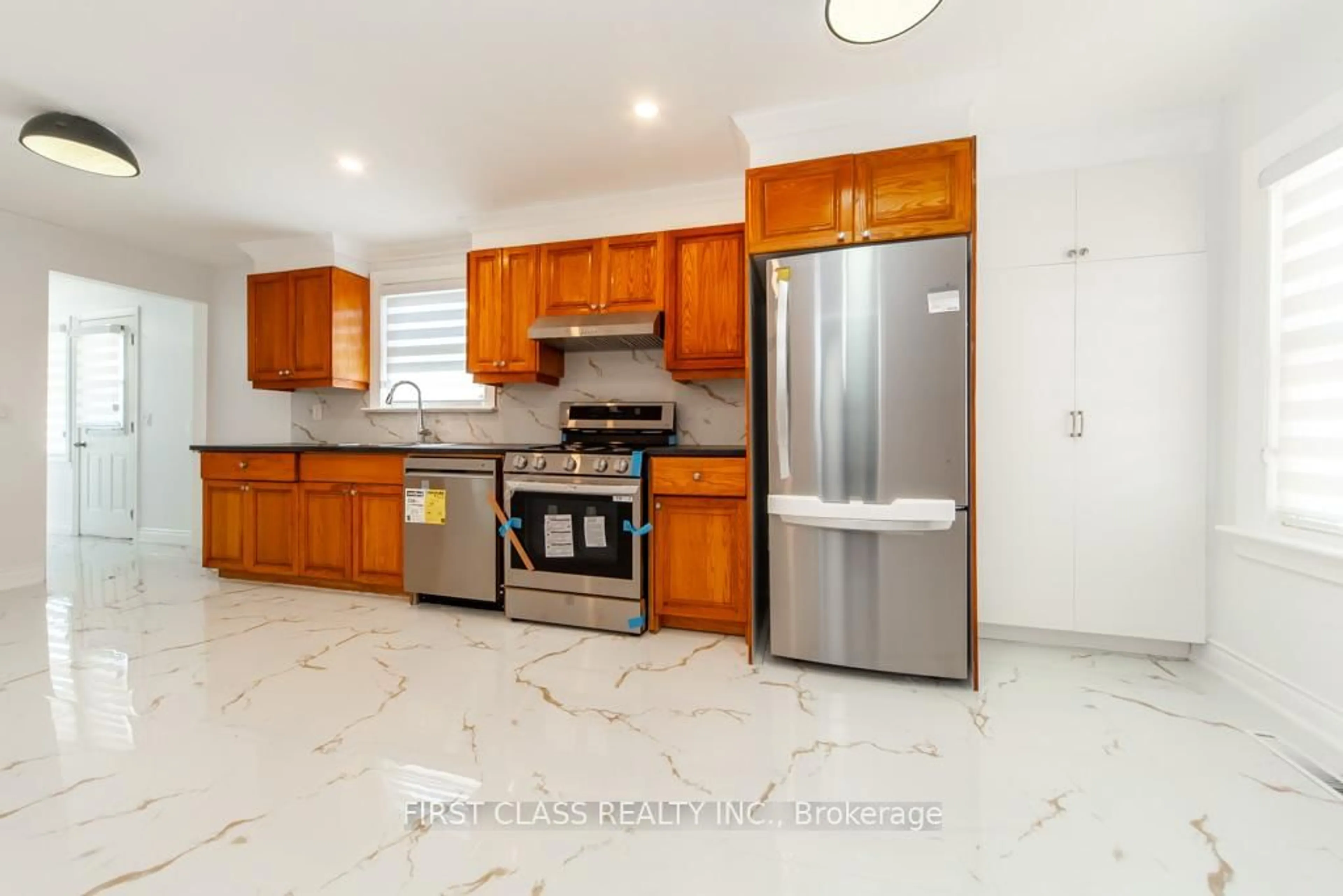 Open concept kitchen, ceramic/tile floor for 7751 Thomas St, Niagara Falls Ontario L2G 6T3