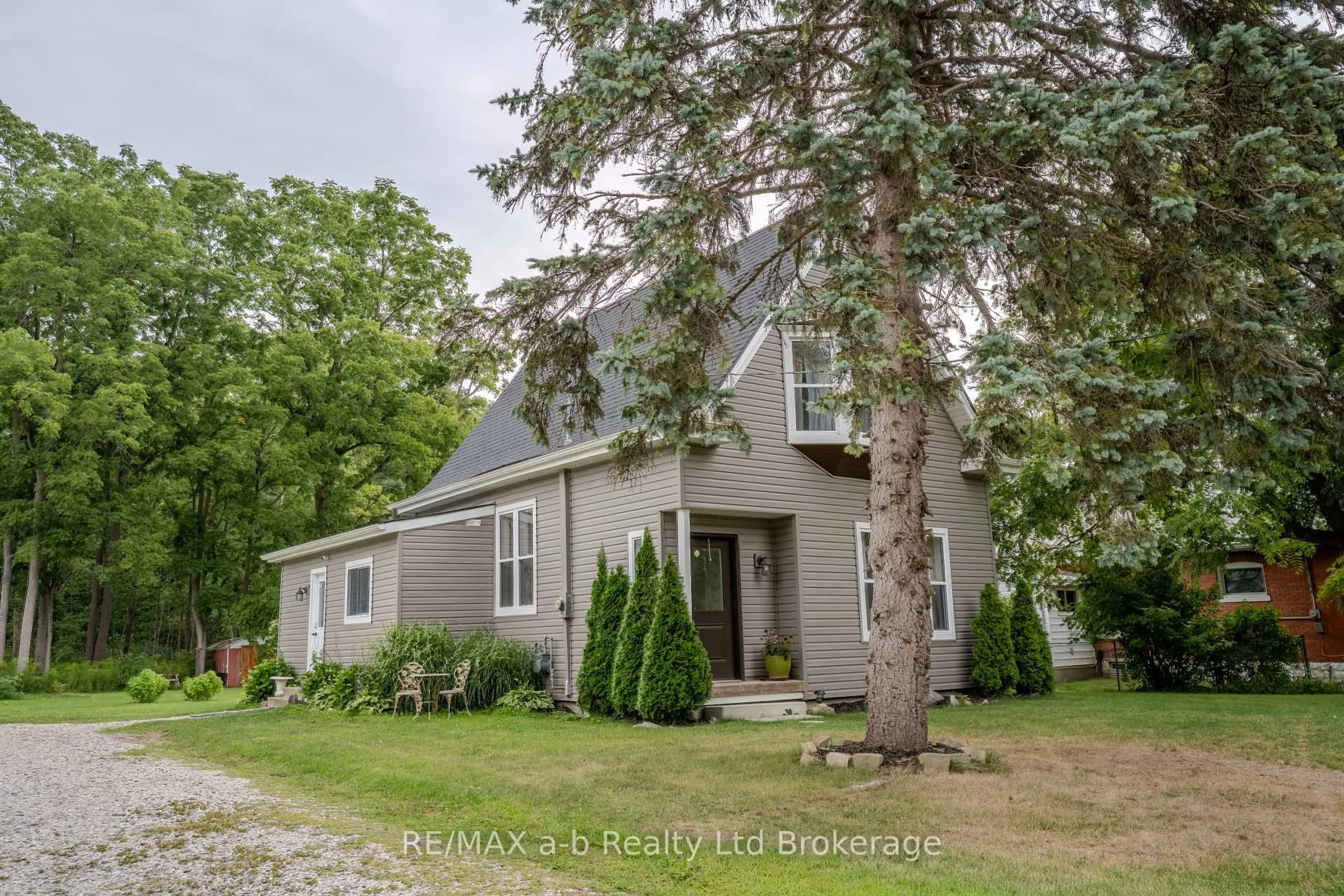A pic from outside/outdoor area/front of a property/back of a property/a pic from drone, street for 14 Old Vienna Rd, Tillsonburg Ontario N4G 3C4