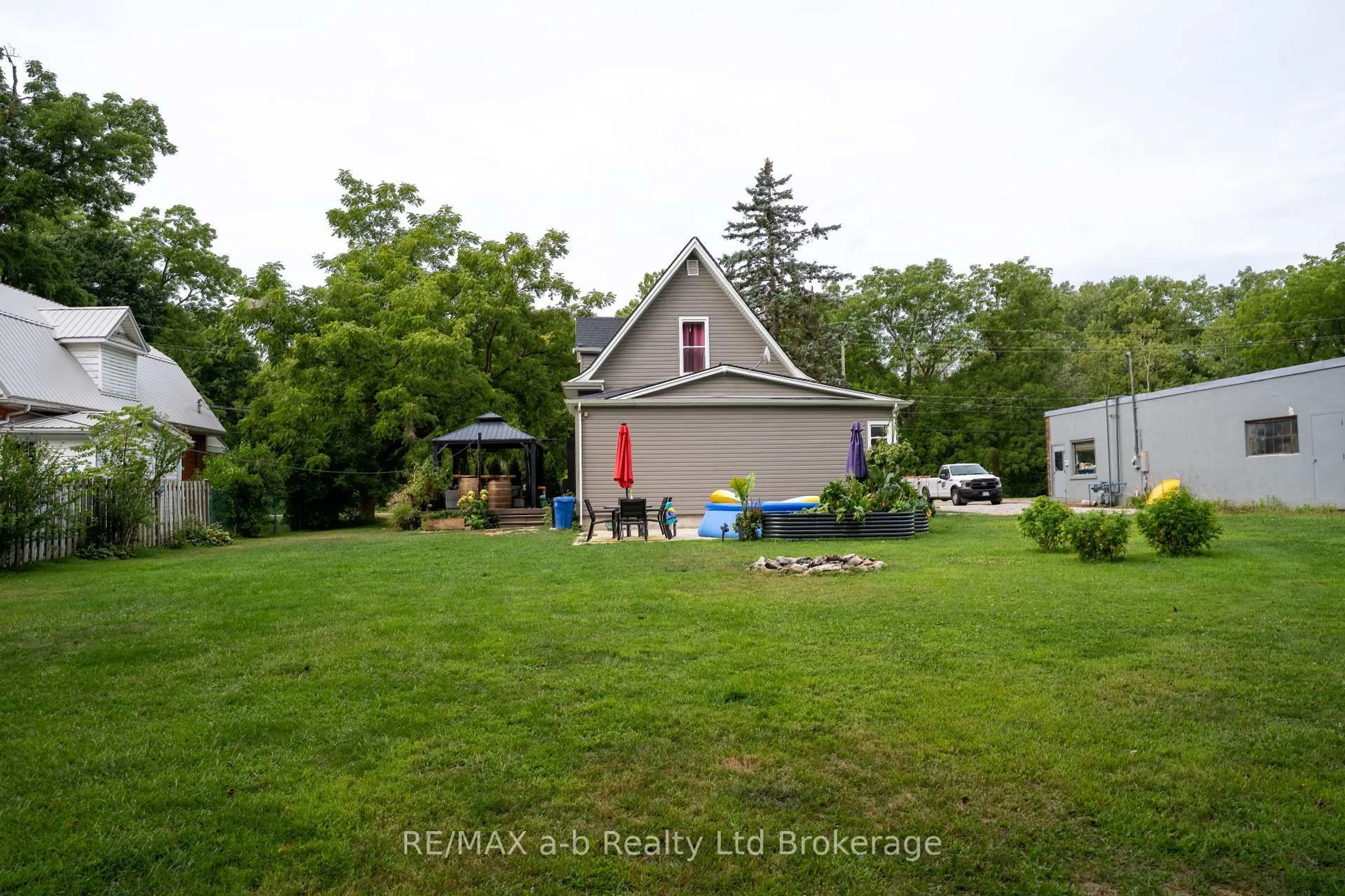 A pic from outside/outdoor area/front of a property/back of a property/a pic from drone, unknown for 14 Old Vienna Rd, Tillsonburg Ontario N4G 3C4