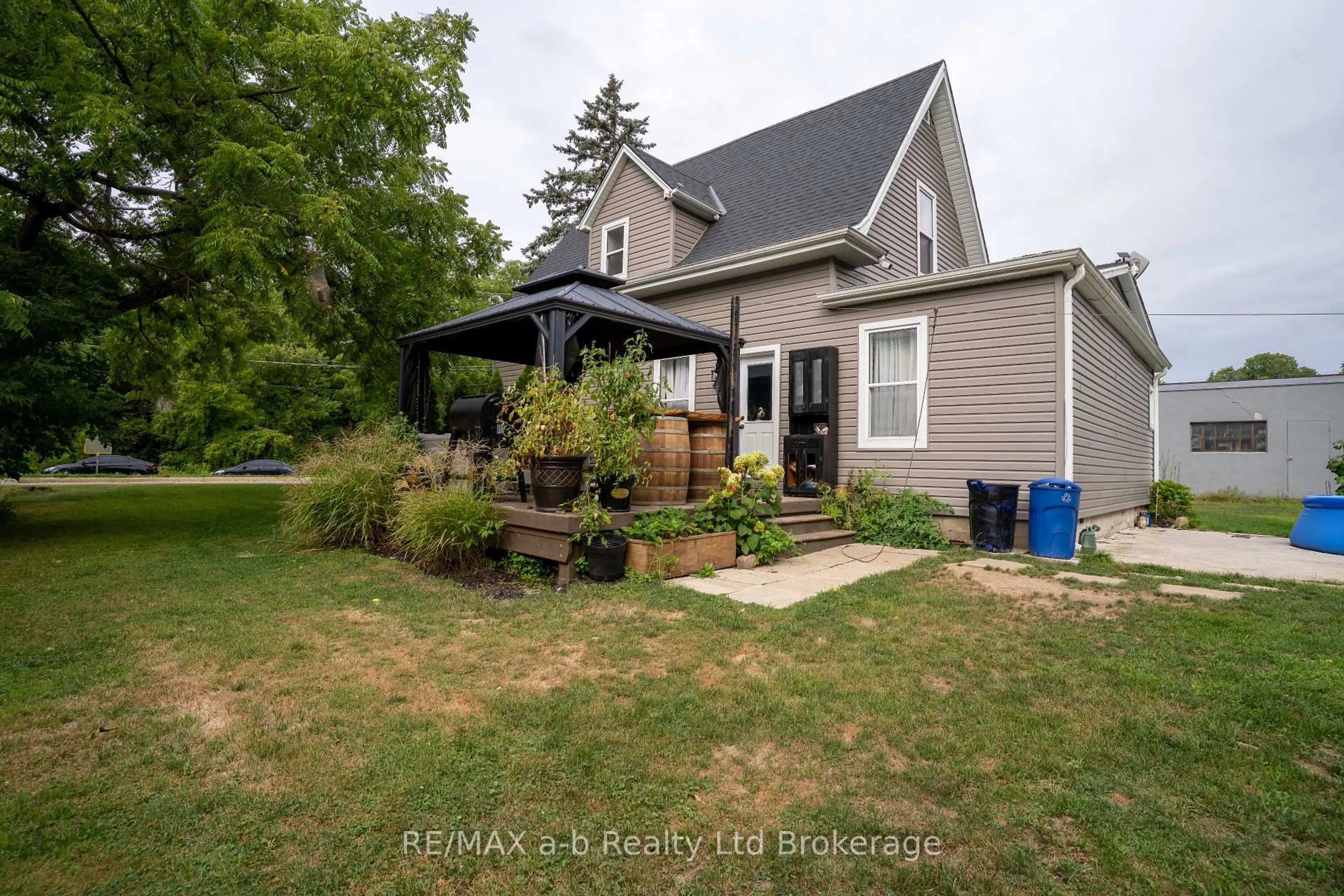 A pic from outside/outdoor area/front of a property/back of a property/a pic from drone, street for 14 Old Vienna Rd, Tillsonburg Ontario N4G 3C4