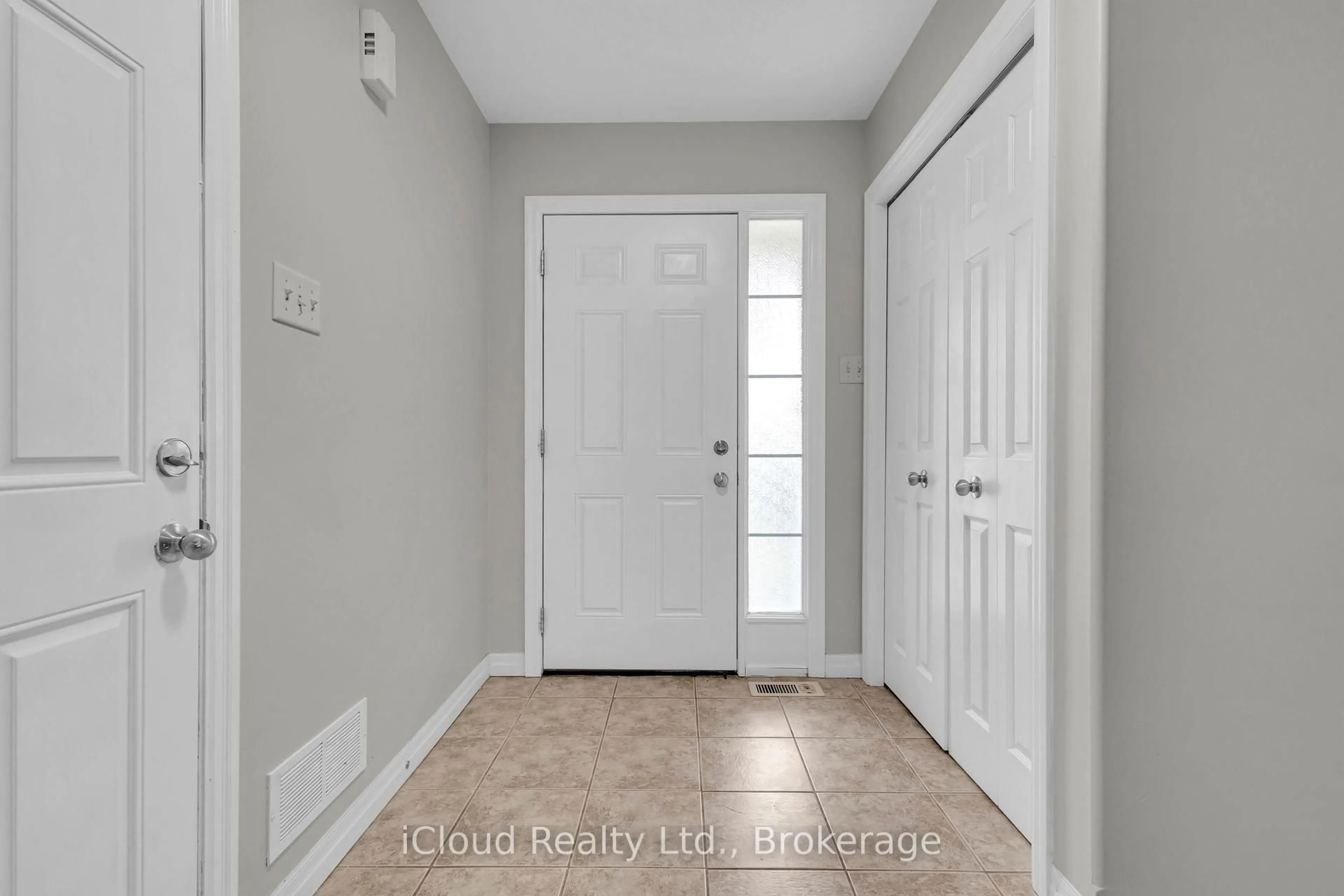 Indoor entryway for 140 Windflower Dr, Kitchener Ontario N2E 3S9
