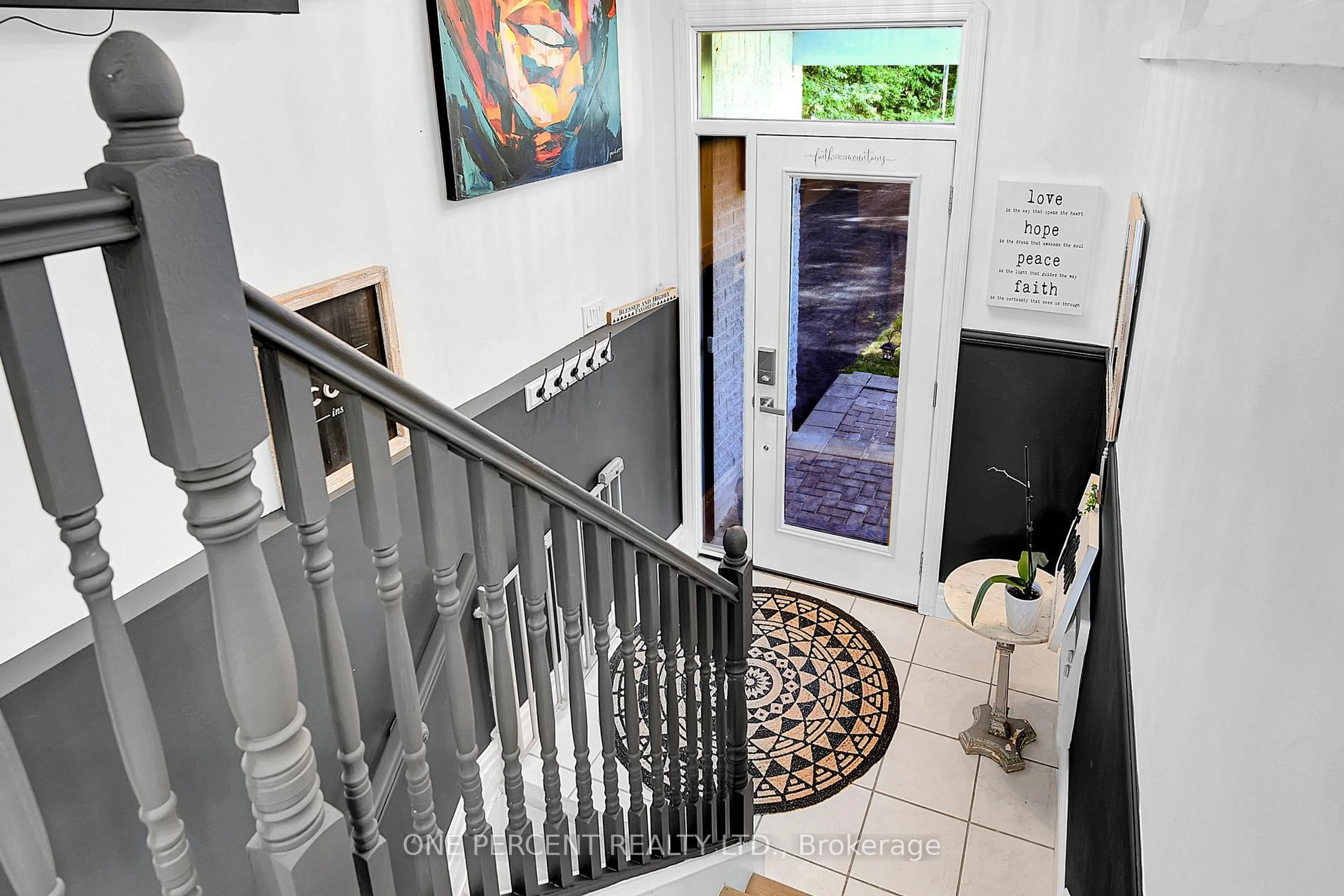 Indoor entryway for 1133 Hemlock St, Clarence-Rockland Ontario K4K 1K9