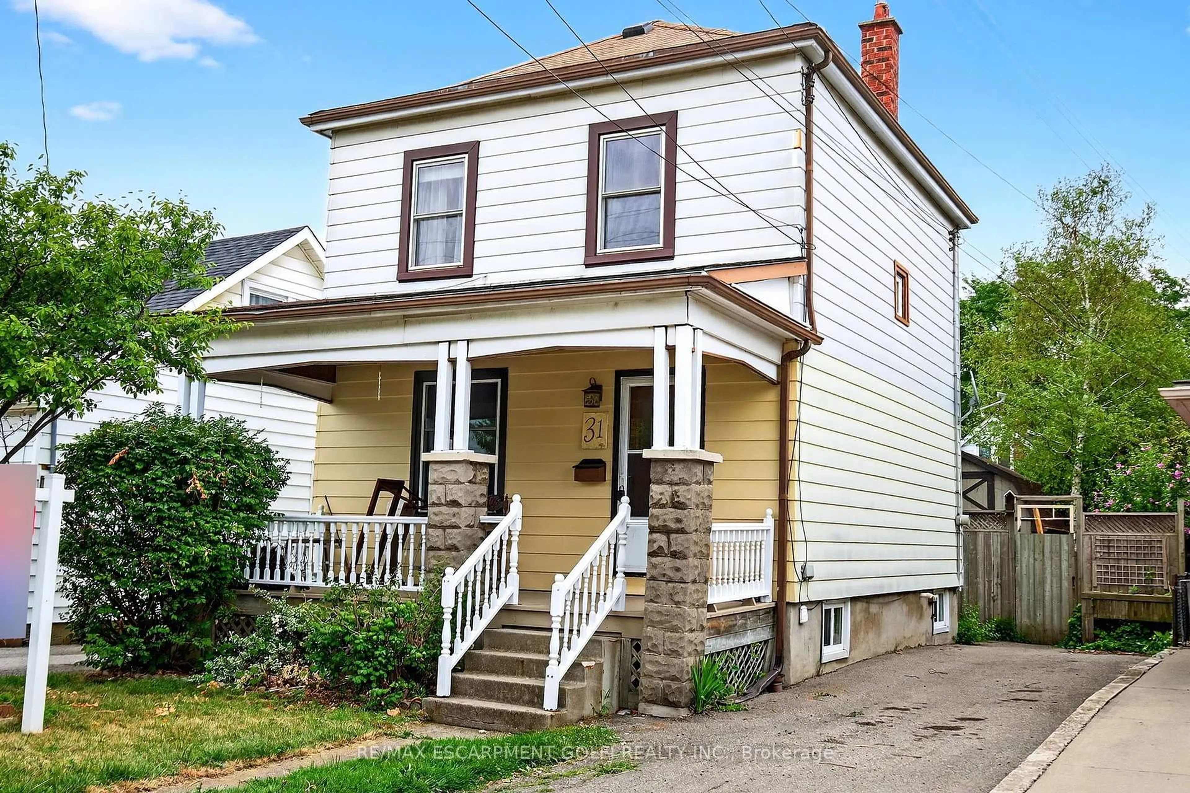 Home with vinyl exterior material, street for 31 East 33RD St, Hamilton Ontario L8V 3S9