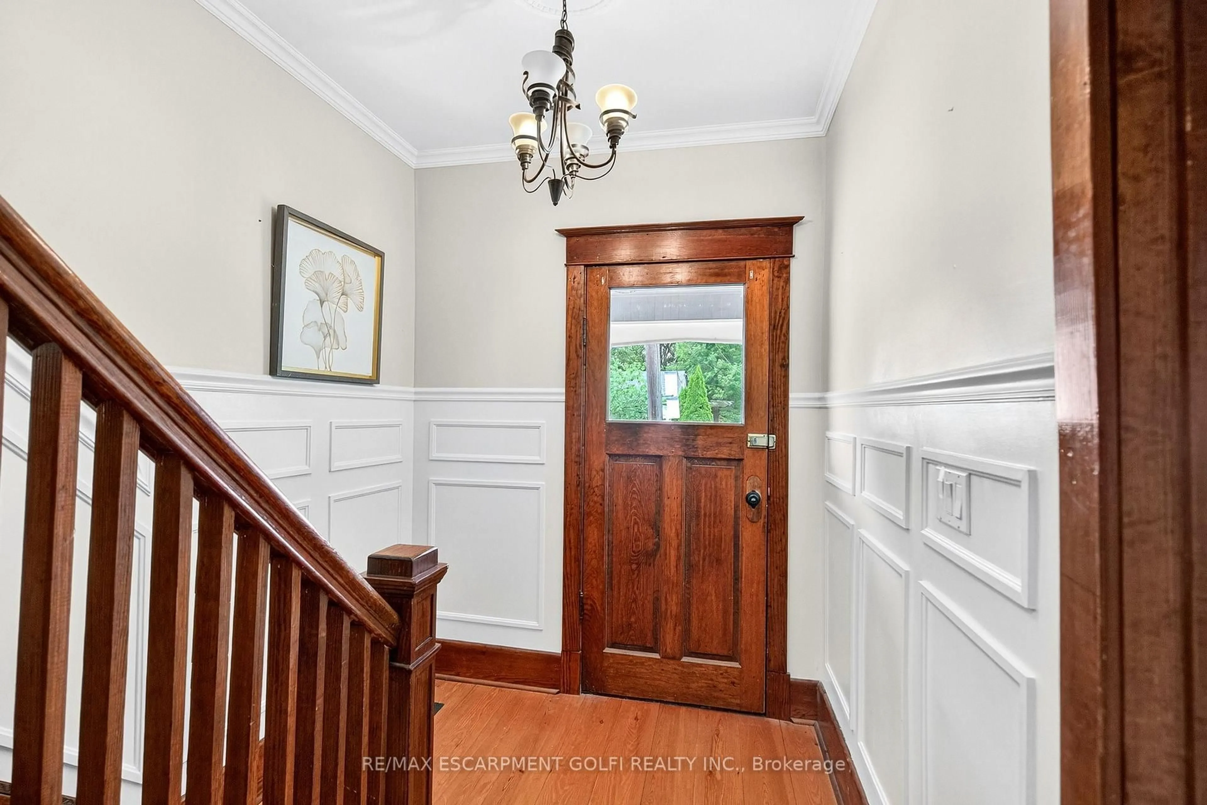 Indoor entryway for 31 East 33RD St, Hamilton Ontario L8V 3S9