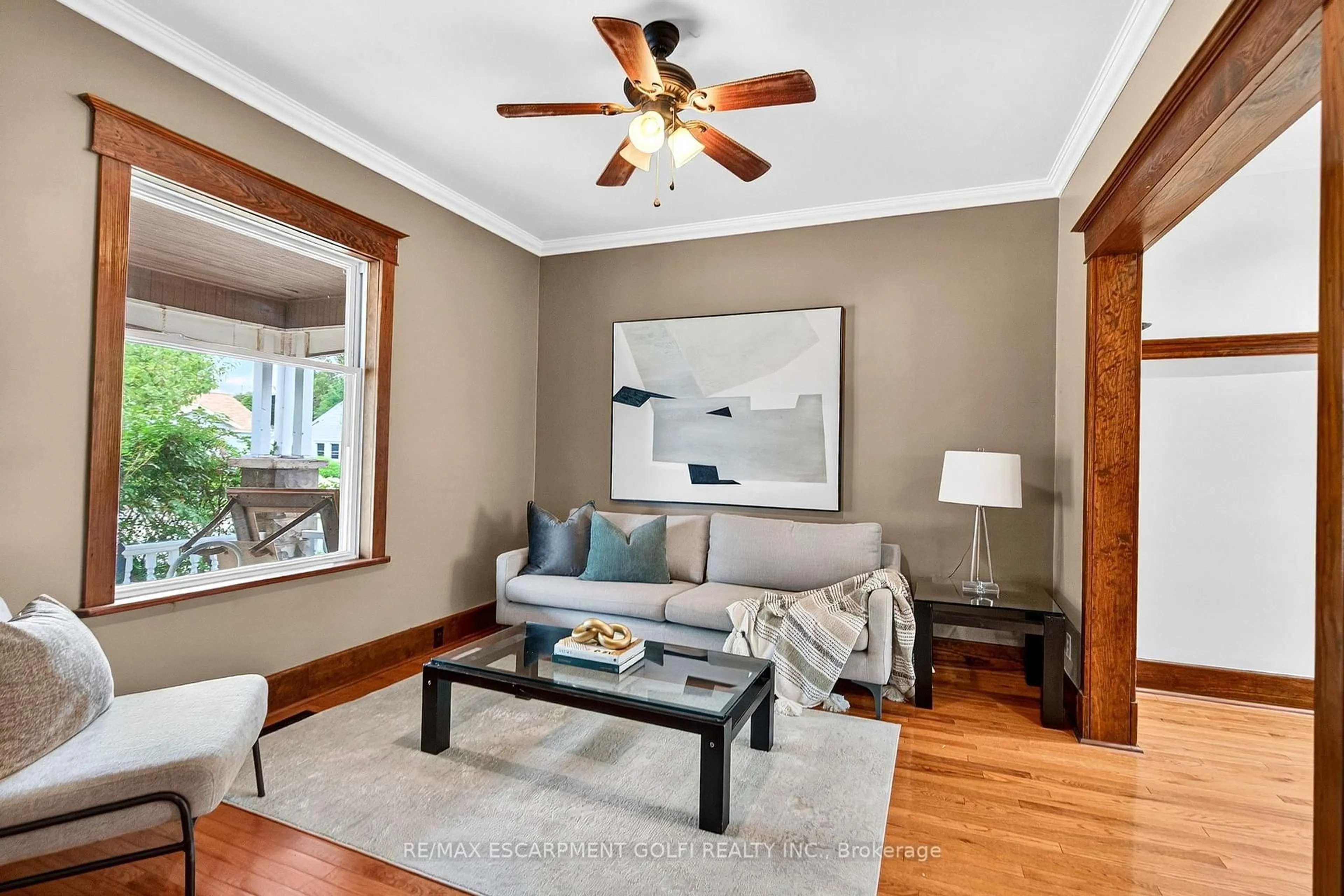 Living room with furniture, wood/laminate floor for 31 East 33RD St, Hamilton Ontario L8V 3S9