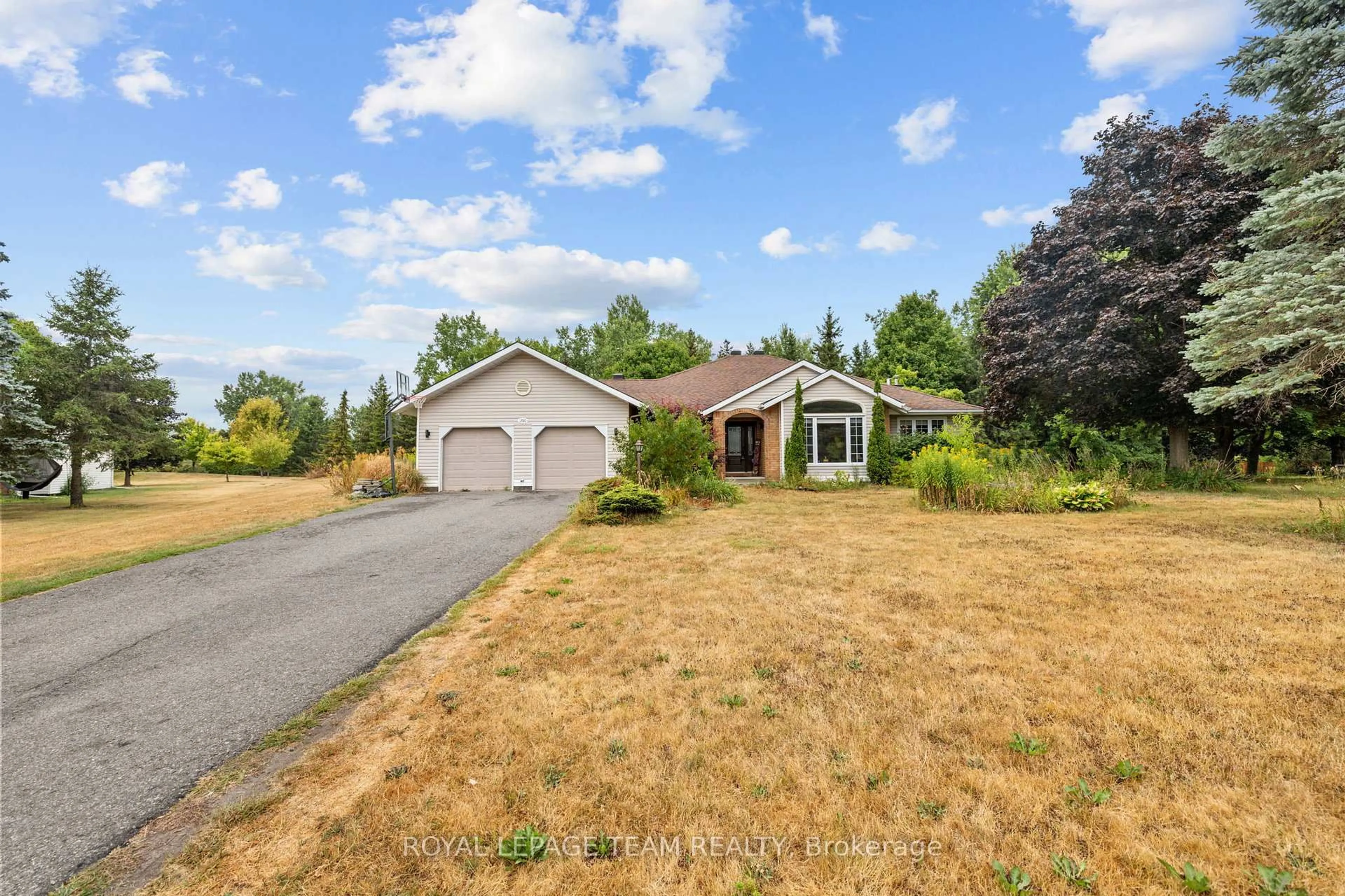 A pic from outside/outdoor area/front of a property/back of a property/a pic from drone, street for 1280 Ben Royal Ave, Ottawa Ontario K4P 1A3