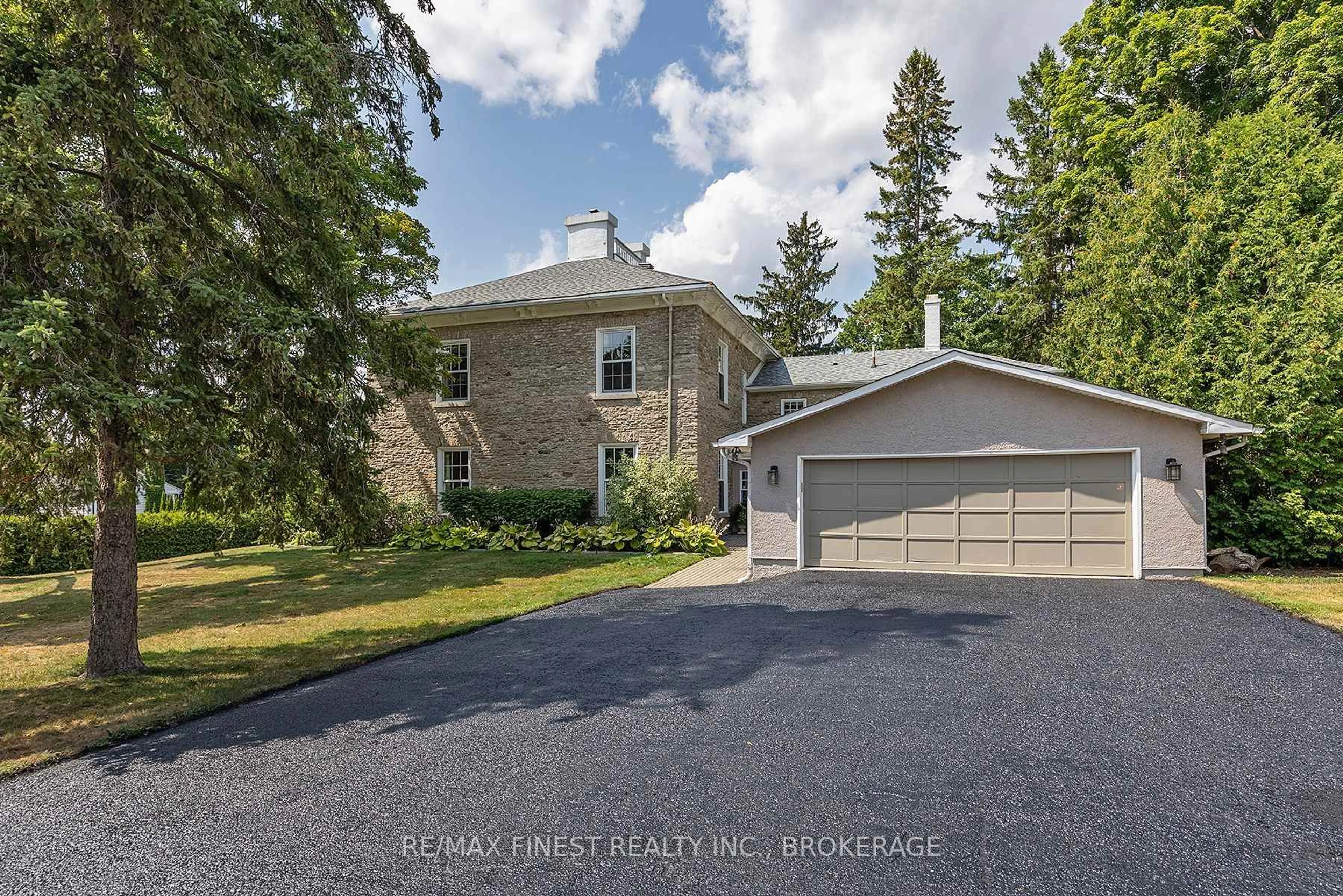A pic from outside/outdoor area/front of a property/back of a property/a pic from drone, street for 55 Cochrane Dr, Brockville Ontario K6V 2Y9