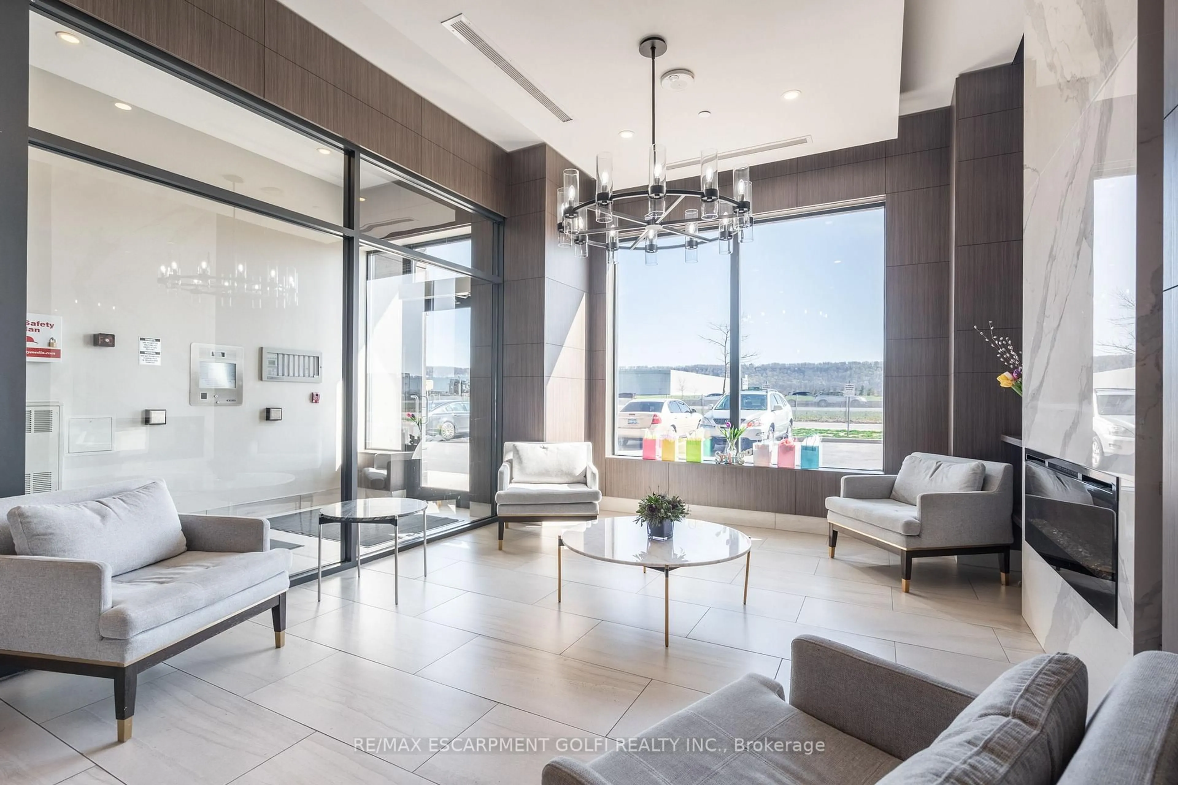 Lobby for 560 North Service Rd #505, Grimsby Ontario L3M 0G3