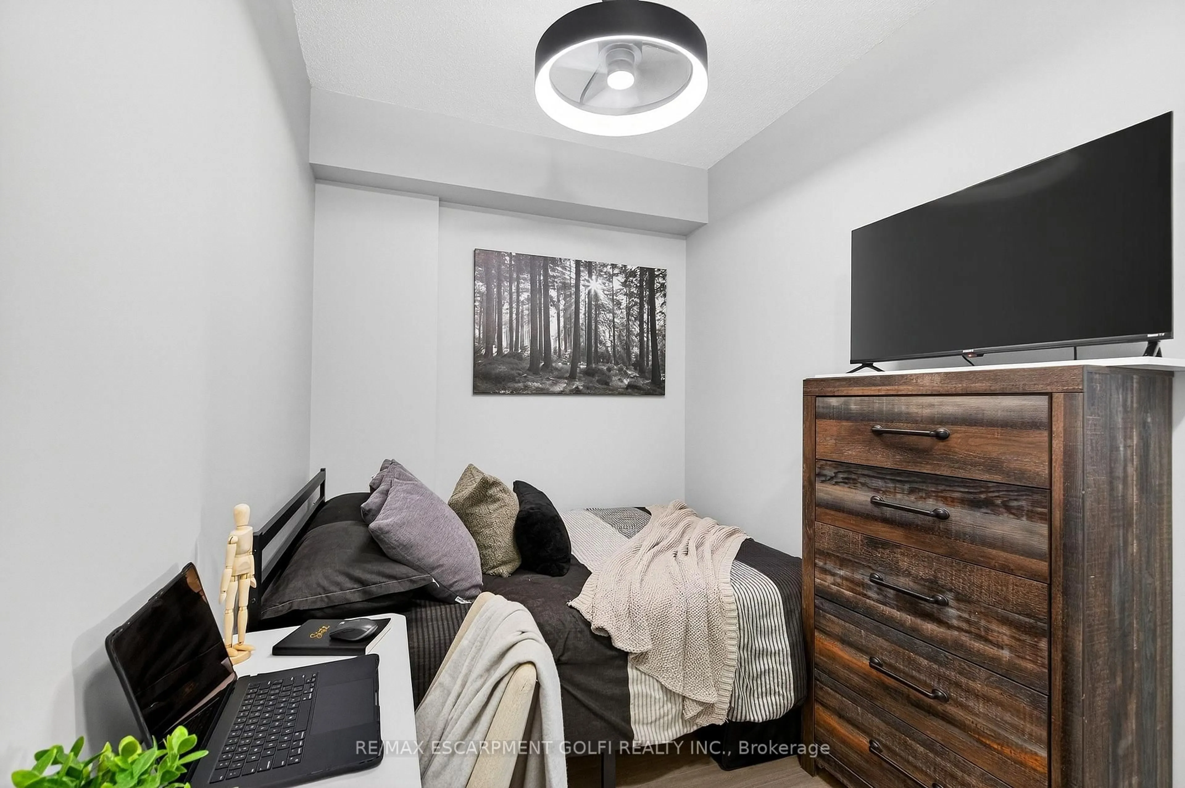 A pic of a room for 560 North Service Rd #505, Grimsby Ontario L3M 0G3