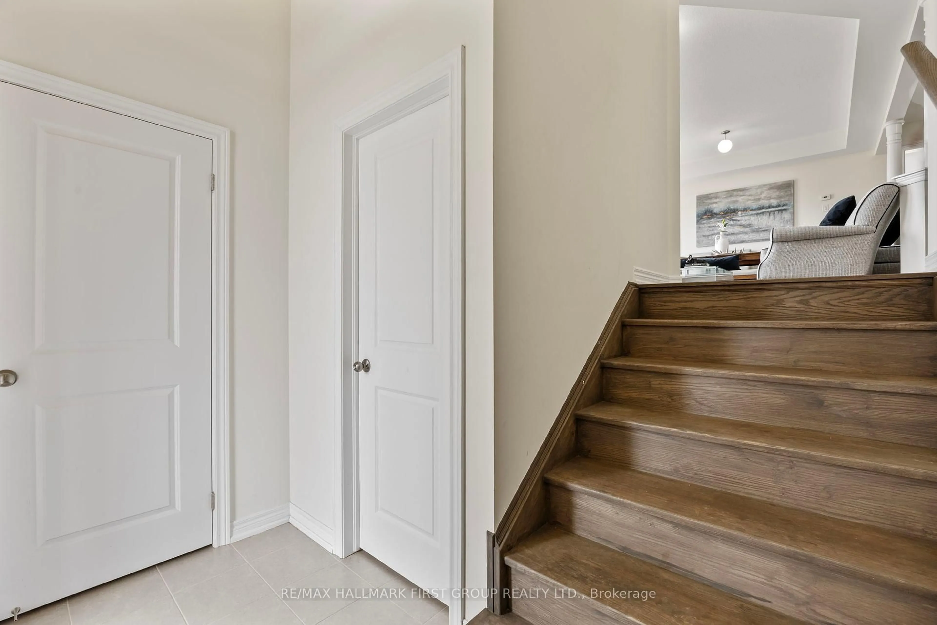 Indoor entryway for 821 Steinberg Crt, Peterborough North Ontario K9K 0H7