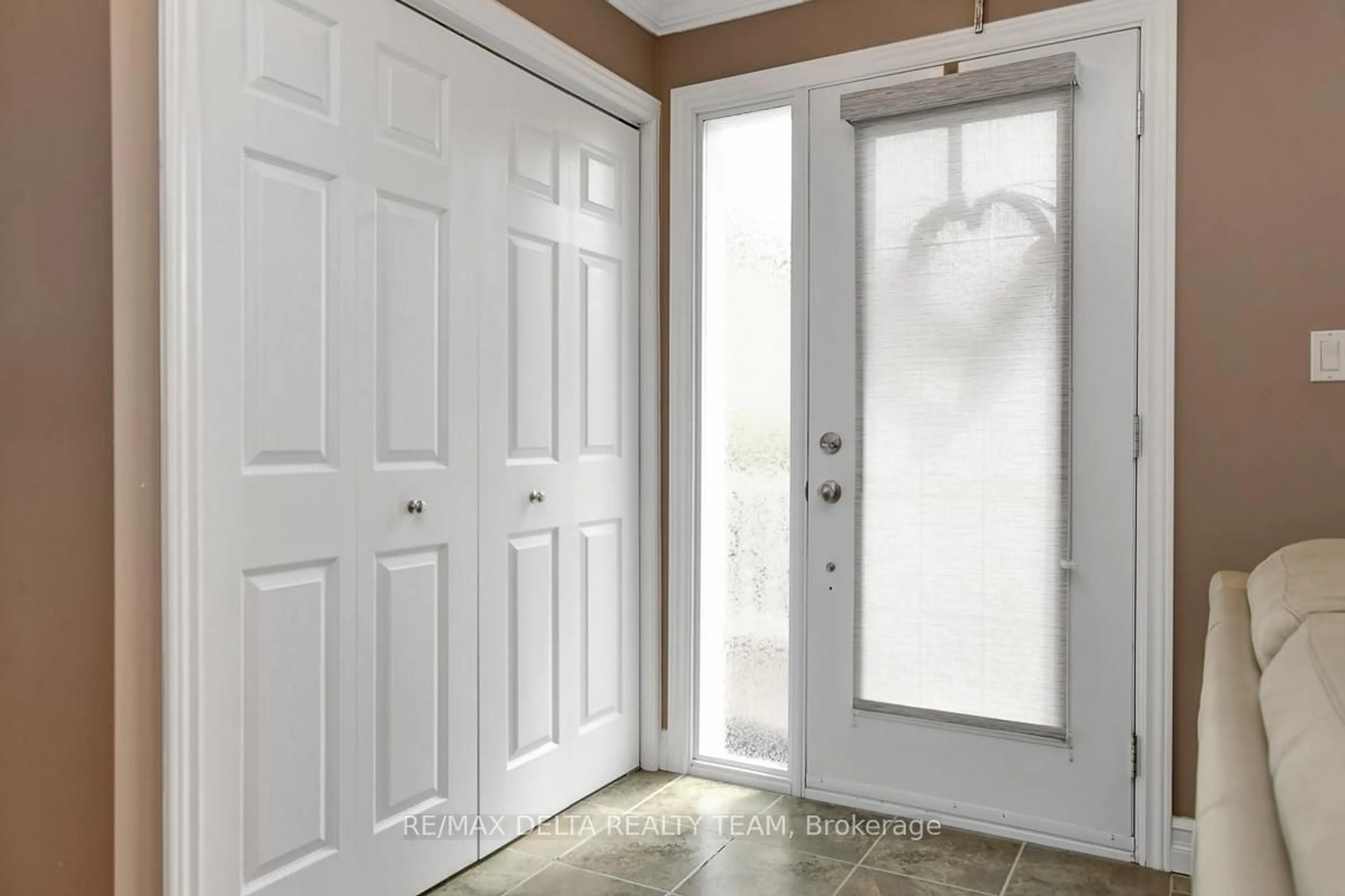 Indoor entryway for 22 Castlebeau St, Russell Ontario K0A 1W0