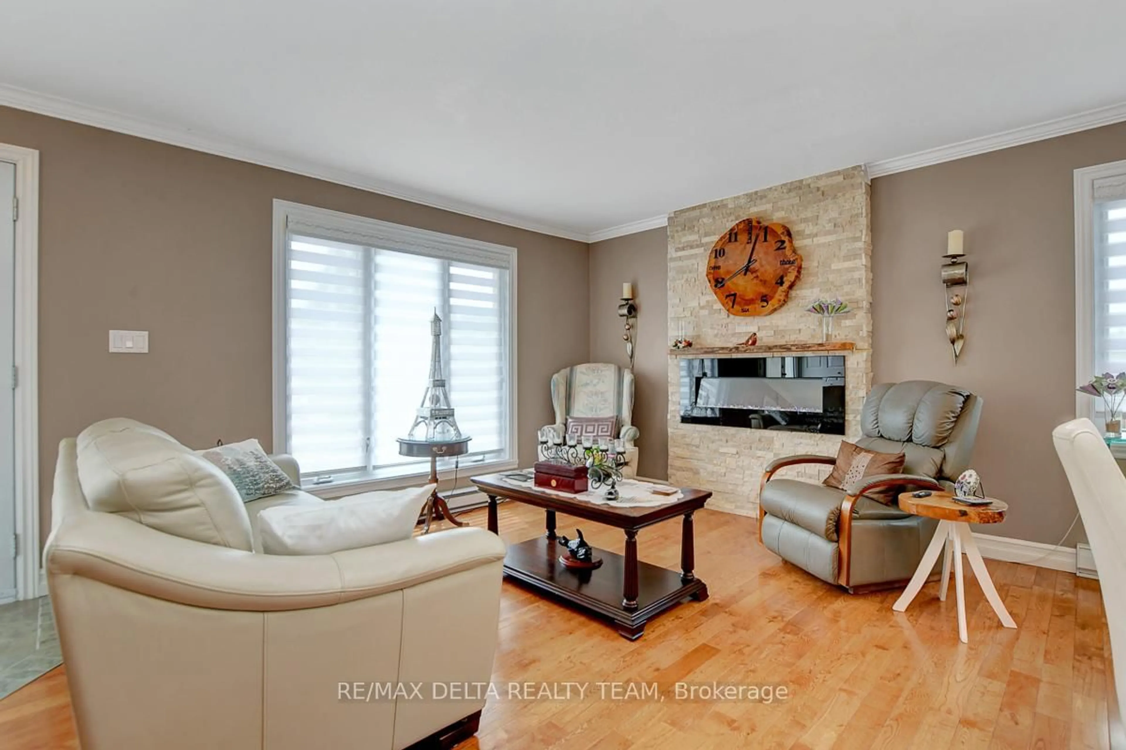 Living room with furniture, unknown for 22 Castlebeau St, Russell Ontario K0A 1W0