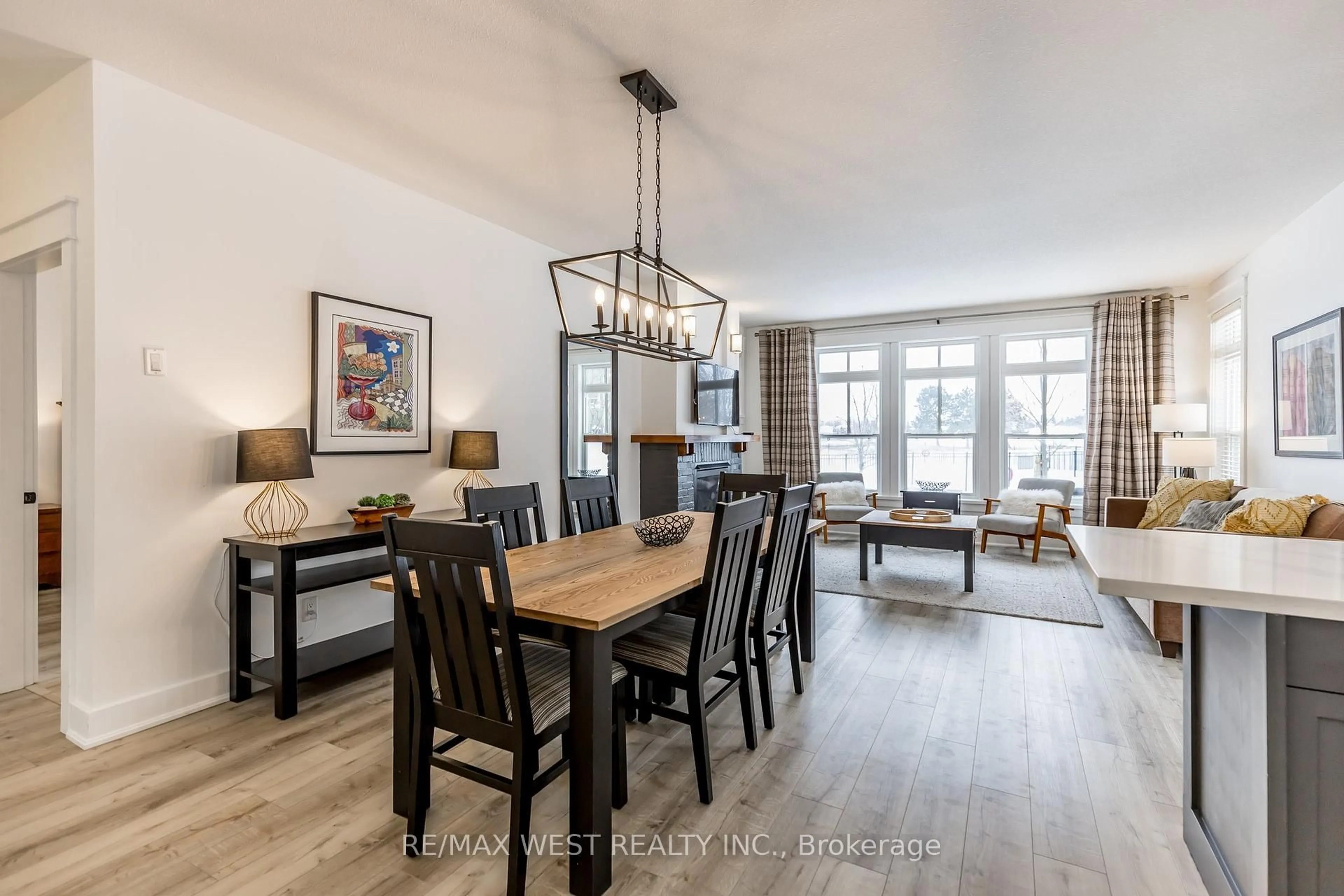 Dining room, wood/laminate floor for 125 Fairway Crt #119, Blue Mountains Ontario L9Y 0P8