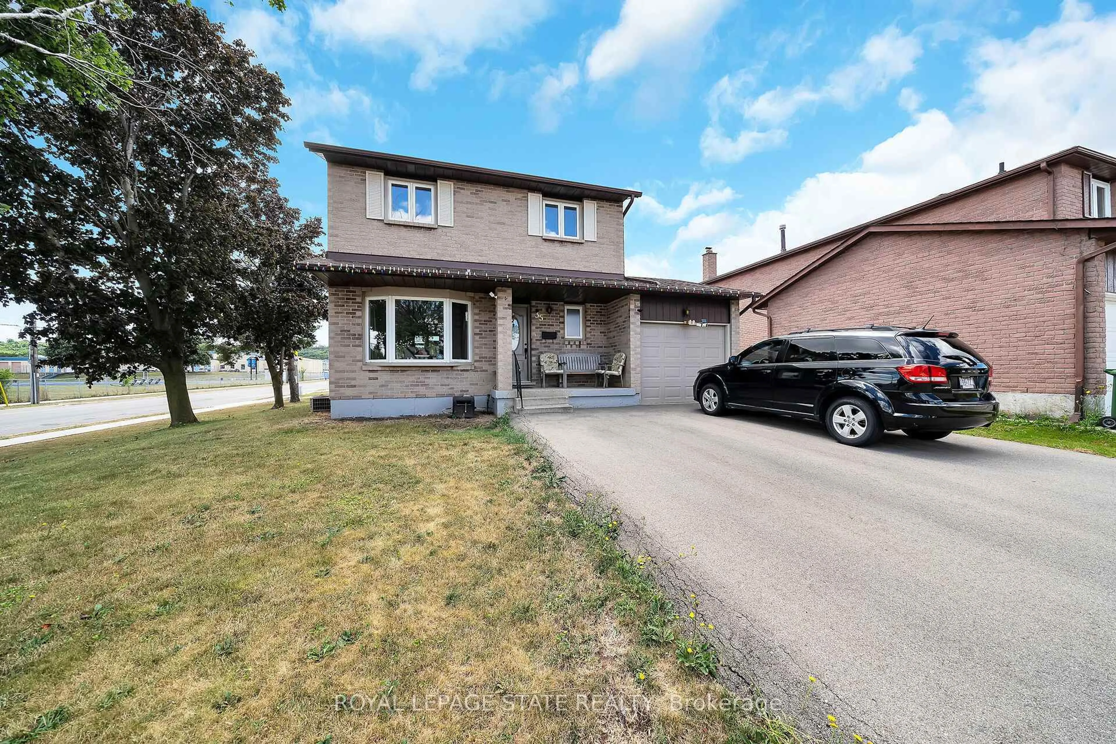 A pic from outside/outdoor area/front of a property/back of a property/a pic from drone, street for 35 Macintosh Dr, Hamilton Ontario L8E 4E4