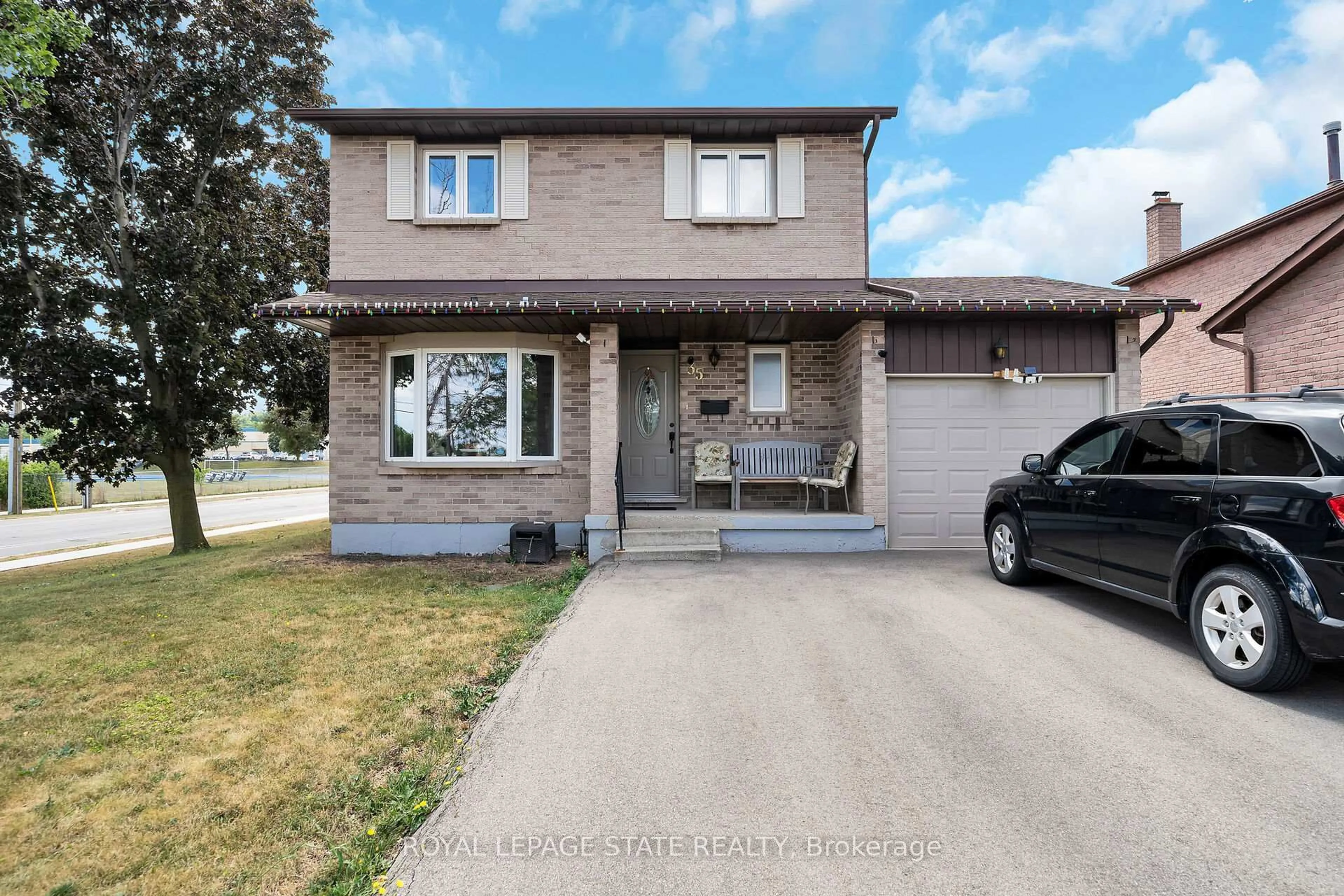 Home with vinyl exterior material, street for 35 Macintosh Dr, Hamilton Ontario L8E 4E4