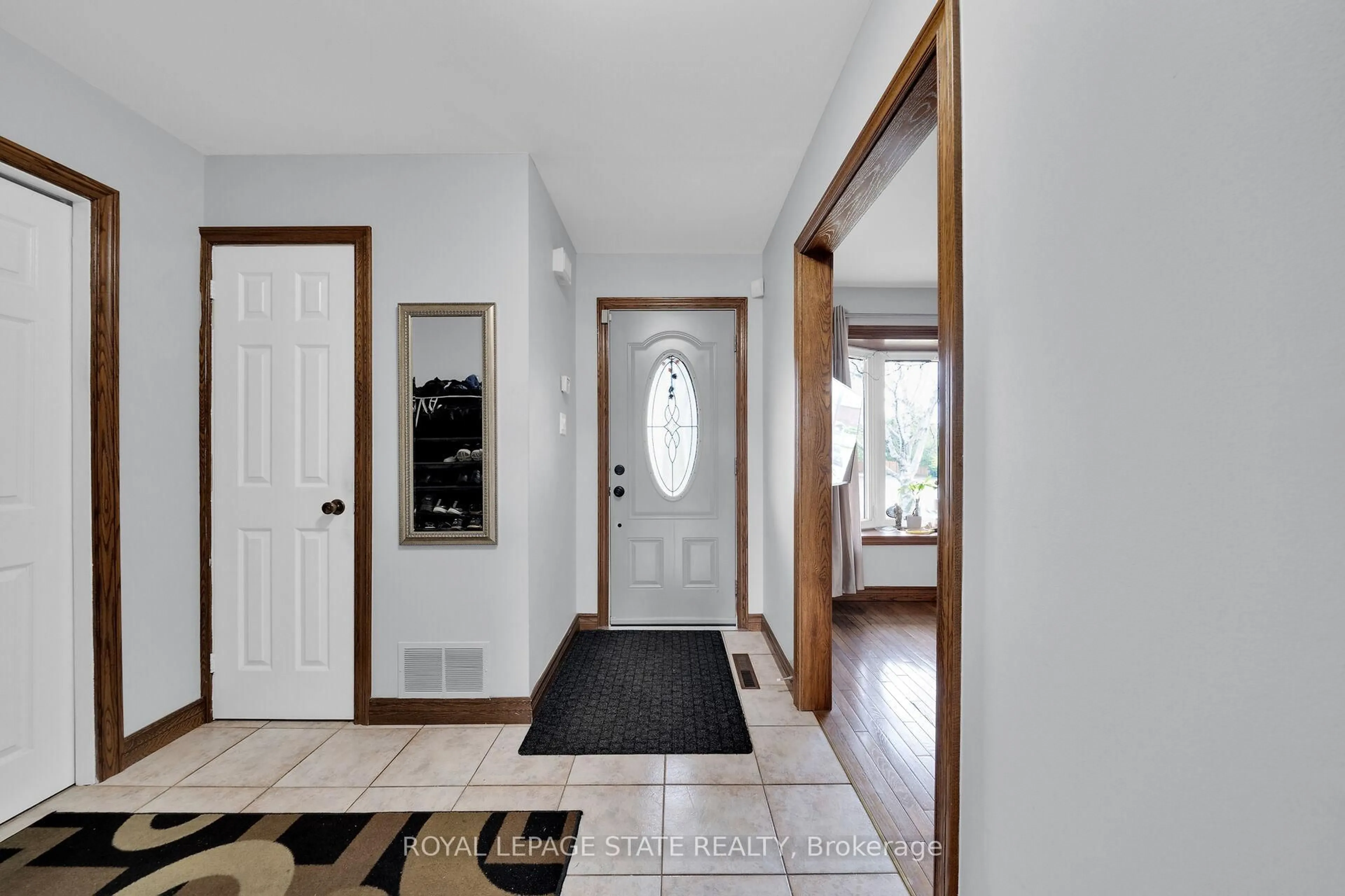 Indoor entryway for 35 Macintosh Dr, Hamilton Ontario L8E 4E4